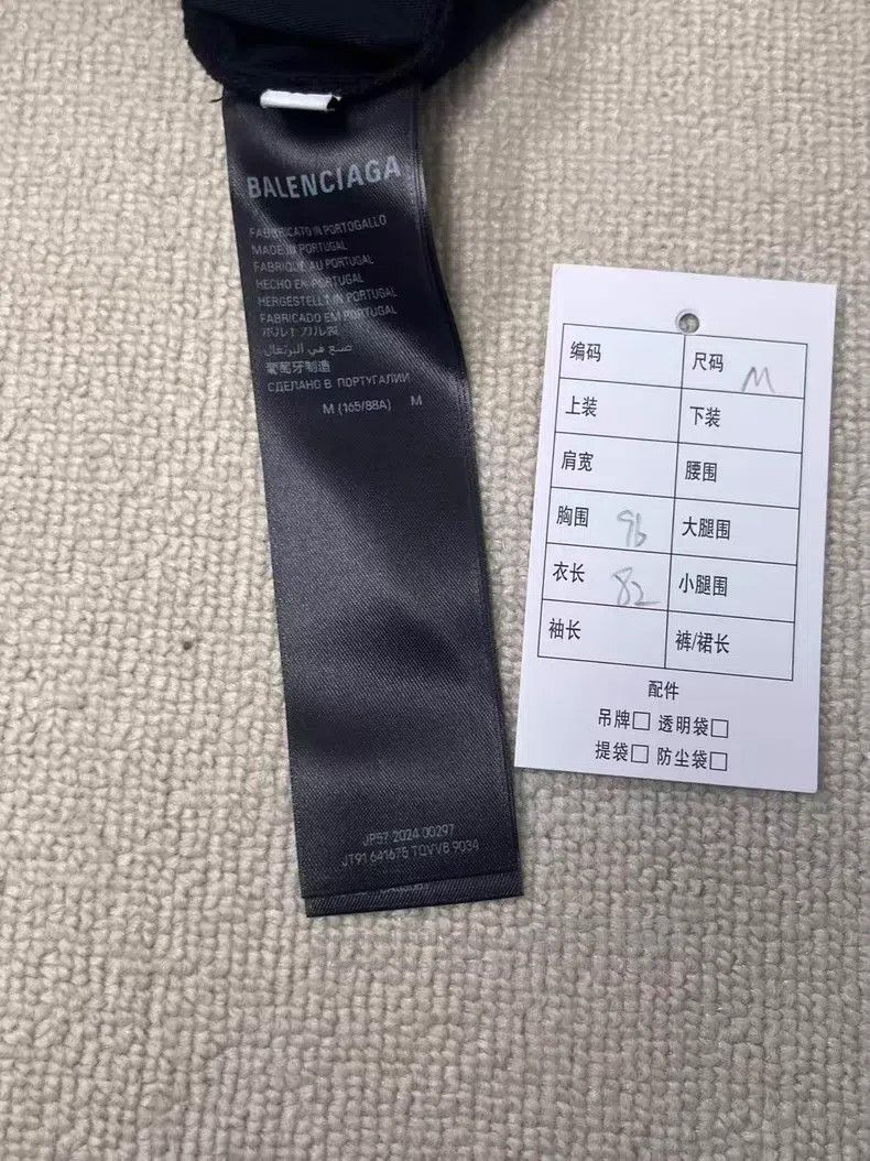 Balenciaga Balenciaga Solid Color Heart Shape Distressed Effect Short Size US M / EU 48-50 / 2 - 4 Thumbnail