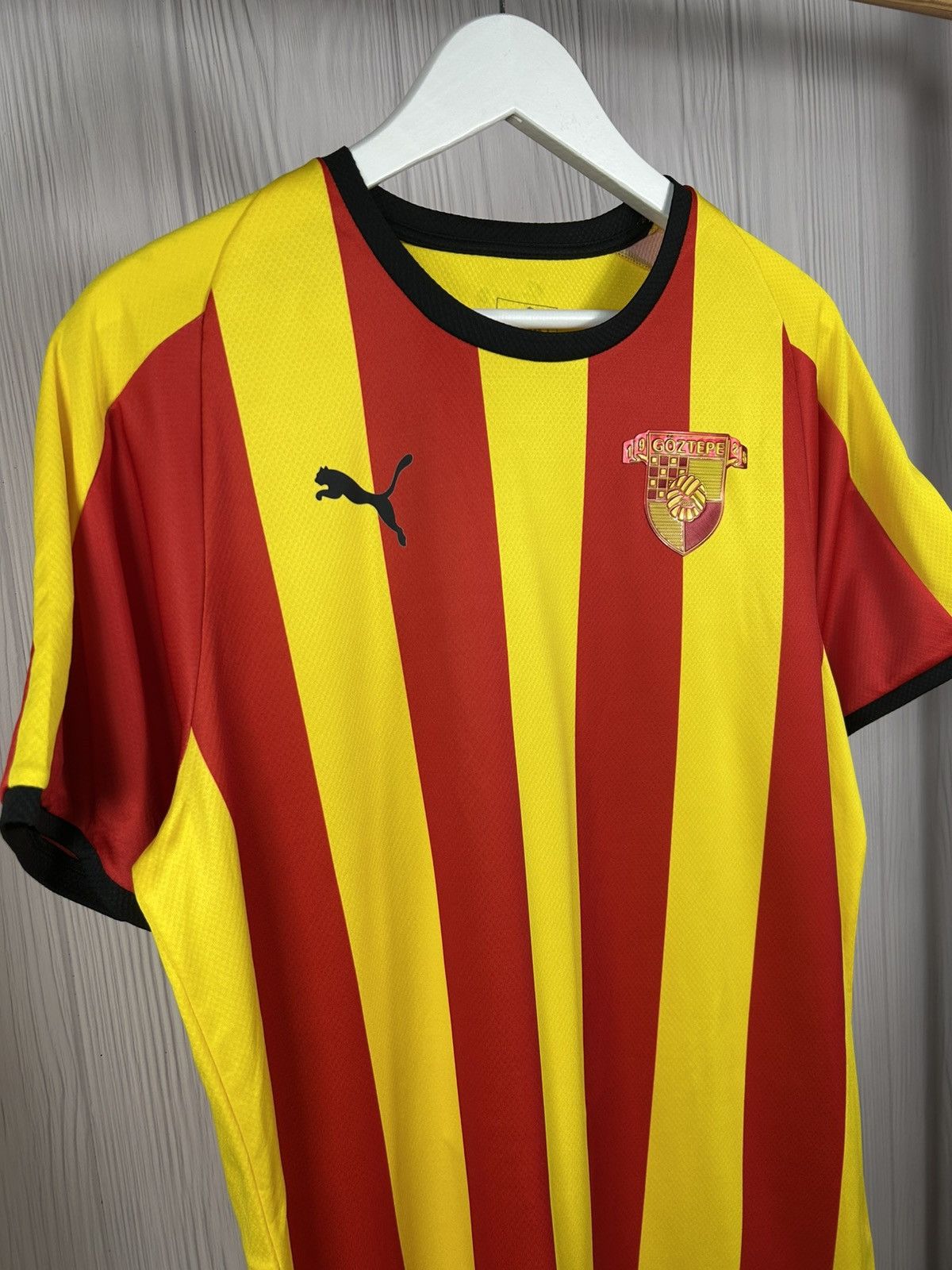 Puma Puma Goztepe Home 2019/20 Football Shirt Soccer Jersey Sz L Size US L / EU 52-54 / 3 - 2 Thumbnail