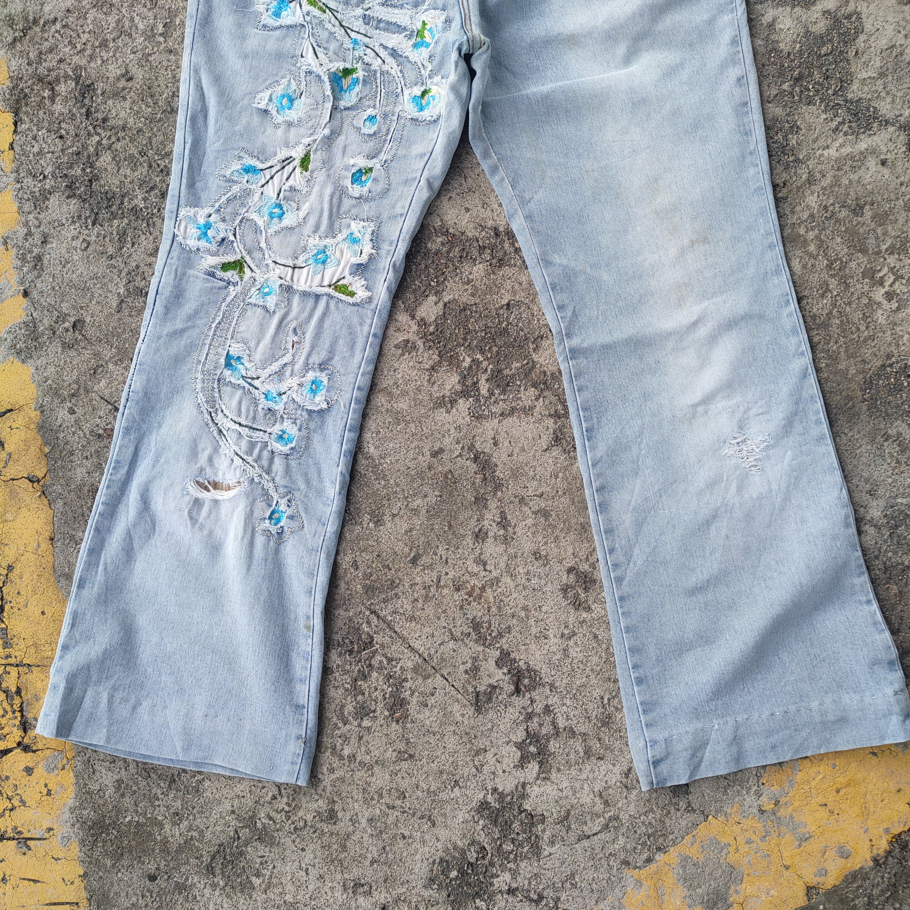 Japanese Brand FLARE VINTAGE JAPANESE EMBROIDERED FLOWER JEANS DENIM PANTS Size US 30 / EU 46 - 4 Thumbnail