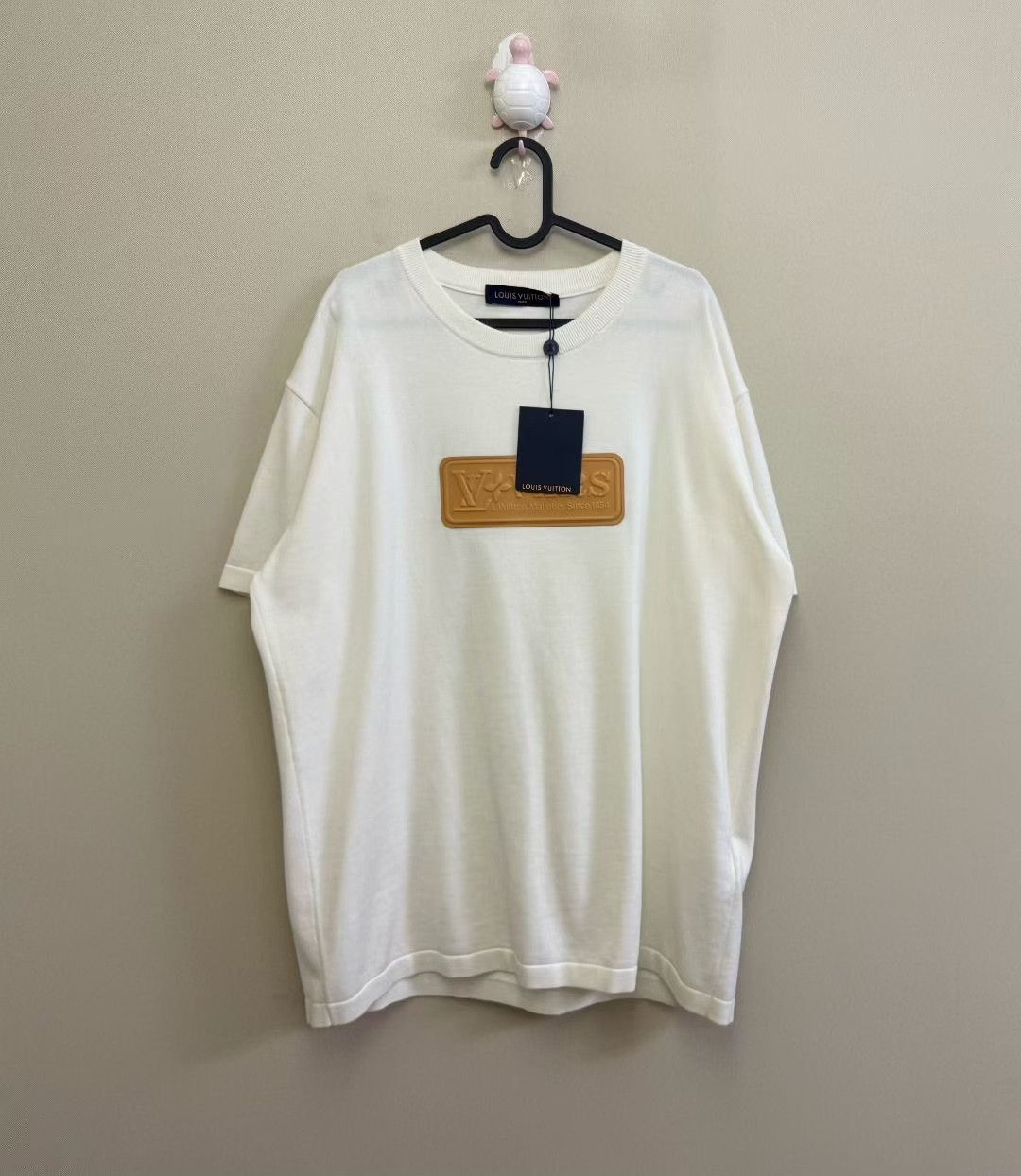 Louis Vuitton Louis Vuitton LV White Embossed Logo T-Shirt Size US XXL / EU 58 / 5 - 1 Thumbnail