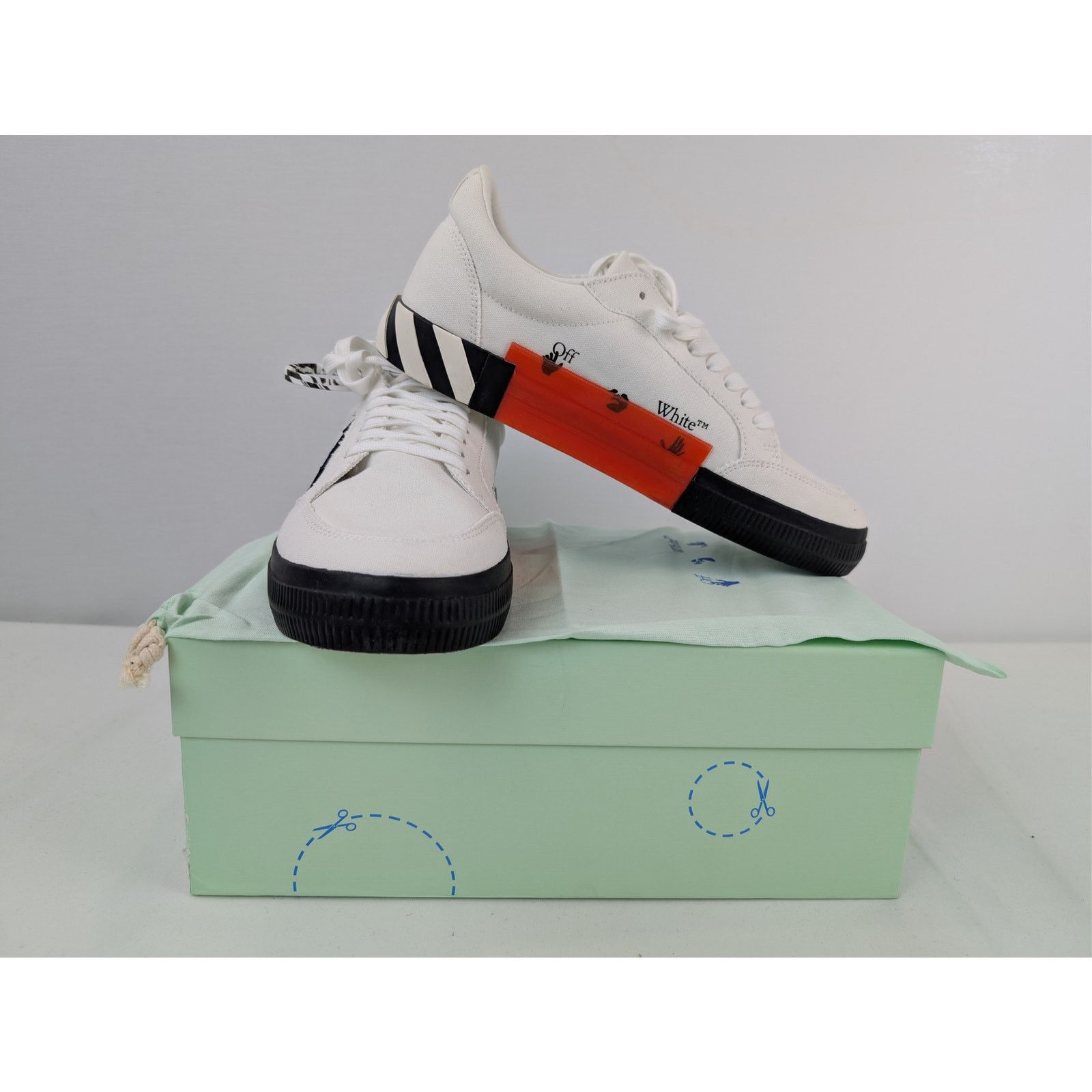 Off-White o1rshd1 Low Vulcanized Canvas Sneakers in White / Black Size US 12 / EU 45 - 17 Thumbnail