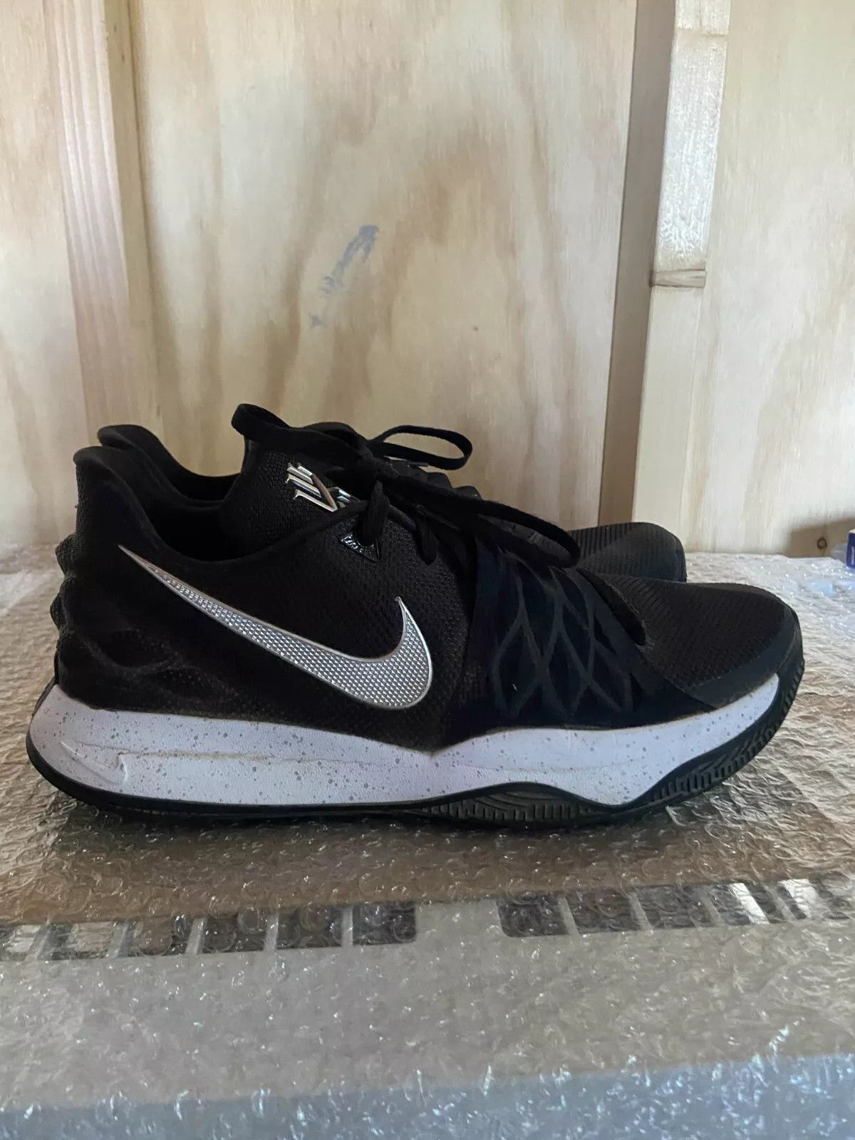 Nike NIKE KYRIE 1 ONE LOW BLACK-METALLIC SILVER Men 13 Size US 13 / EU 46 - 4 Thumbnail