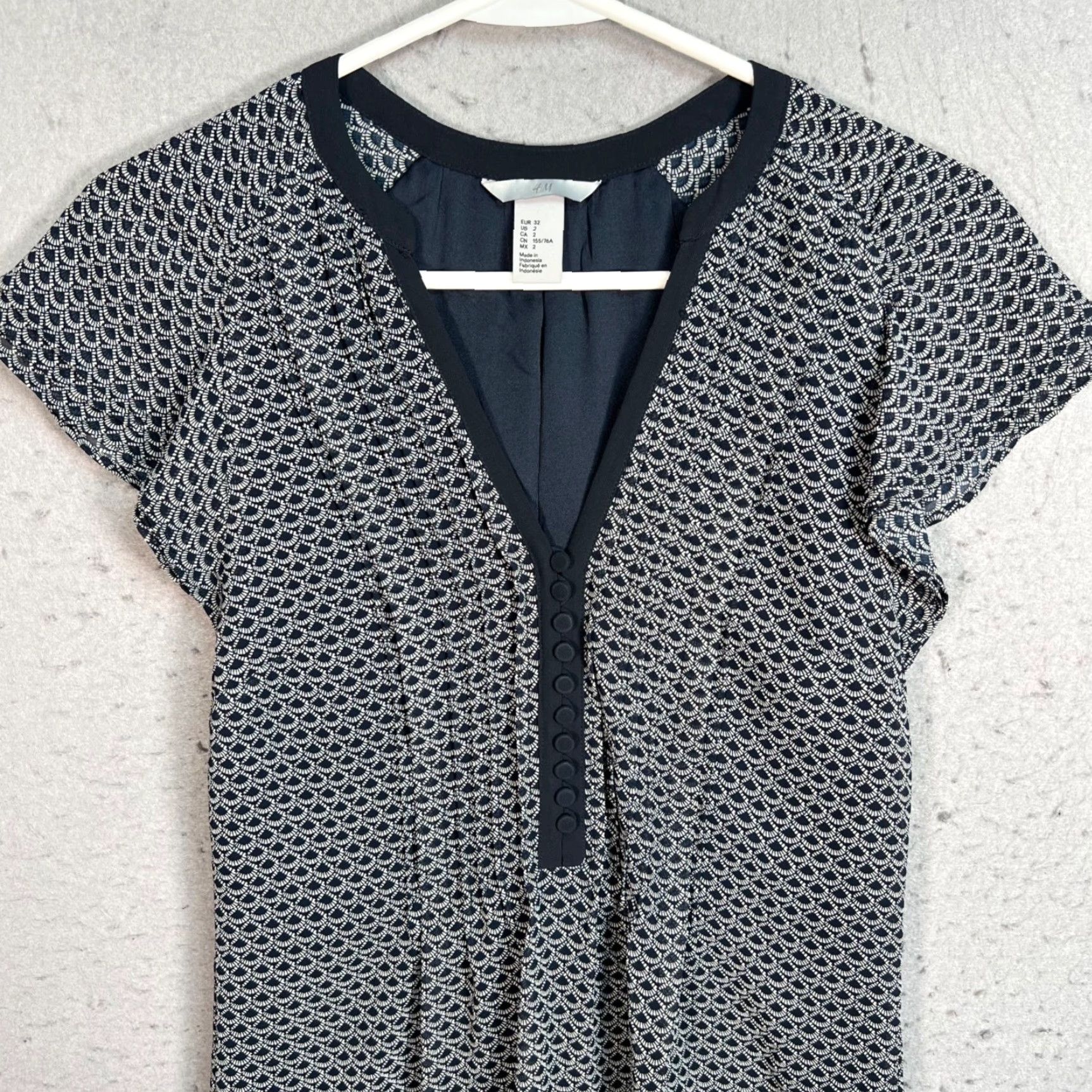 H&M VINTAGE H&M Dress Patterned V-Neck Short Sleeve Gray Knee Length Womens 2 Size XS / US 0-2 / IT 36-38 - 5 Thumbnail