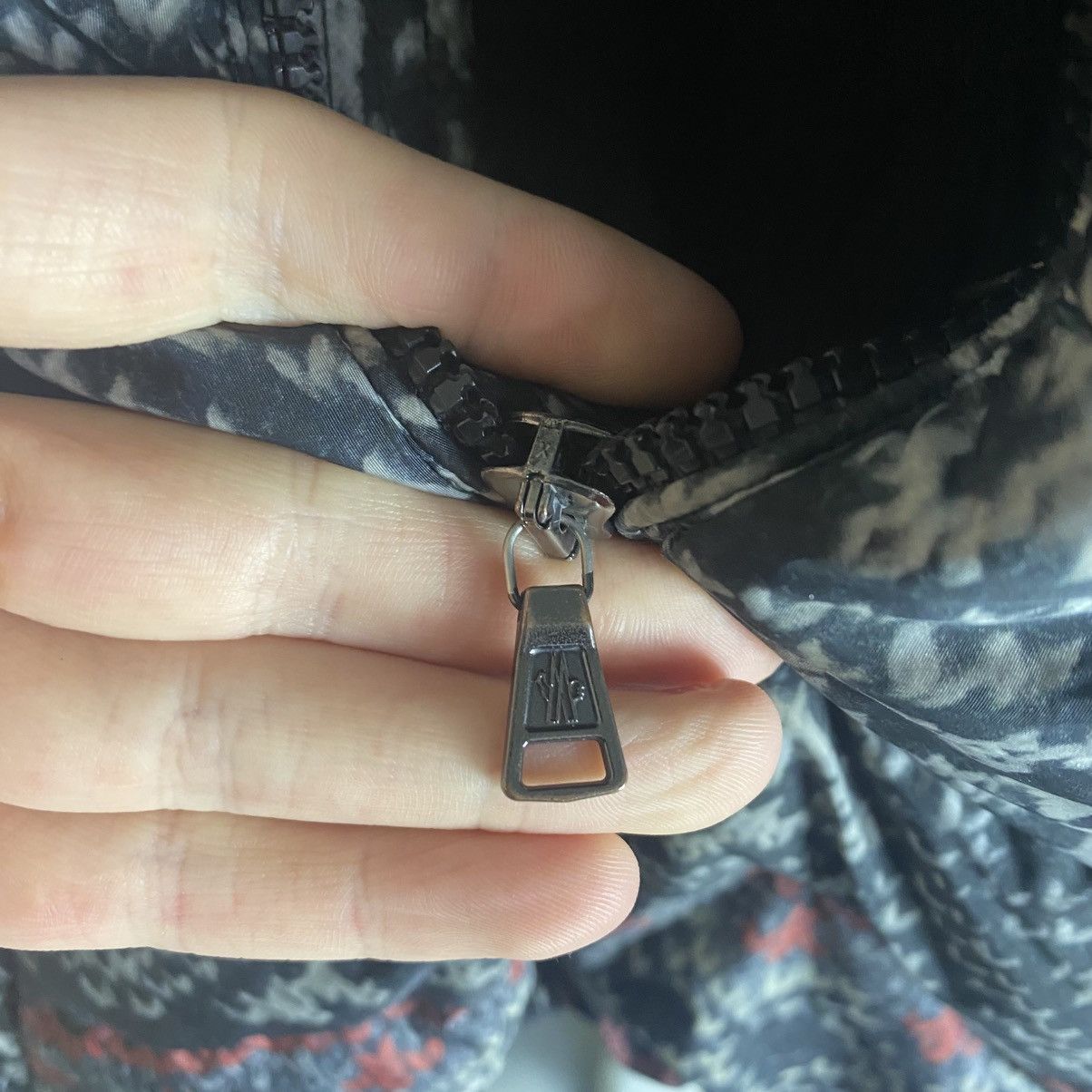 Moncler moncler puffer coat camouflage printed down. AUTHENTICATED Size US XS / EU 42 / 0 - 8 Thumbnail