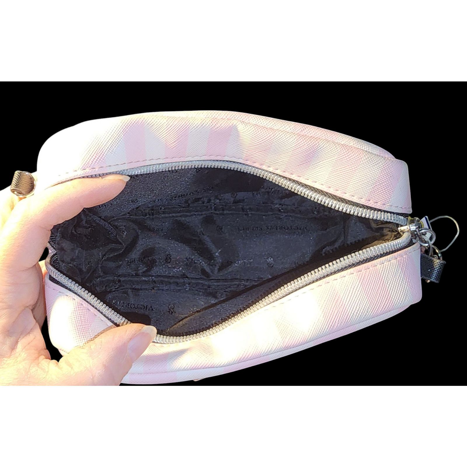Victoria's Secret Victoria’s Secret Pink white crossbody pouch with tassel Size ONE SIZE - 7 Thumbnail