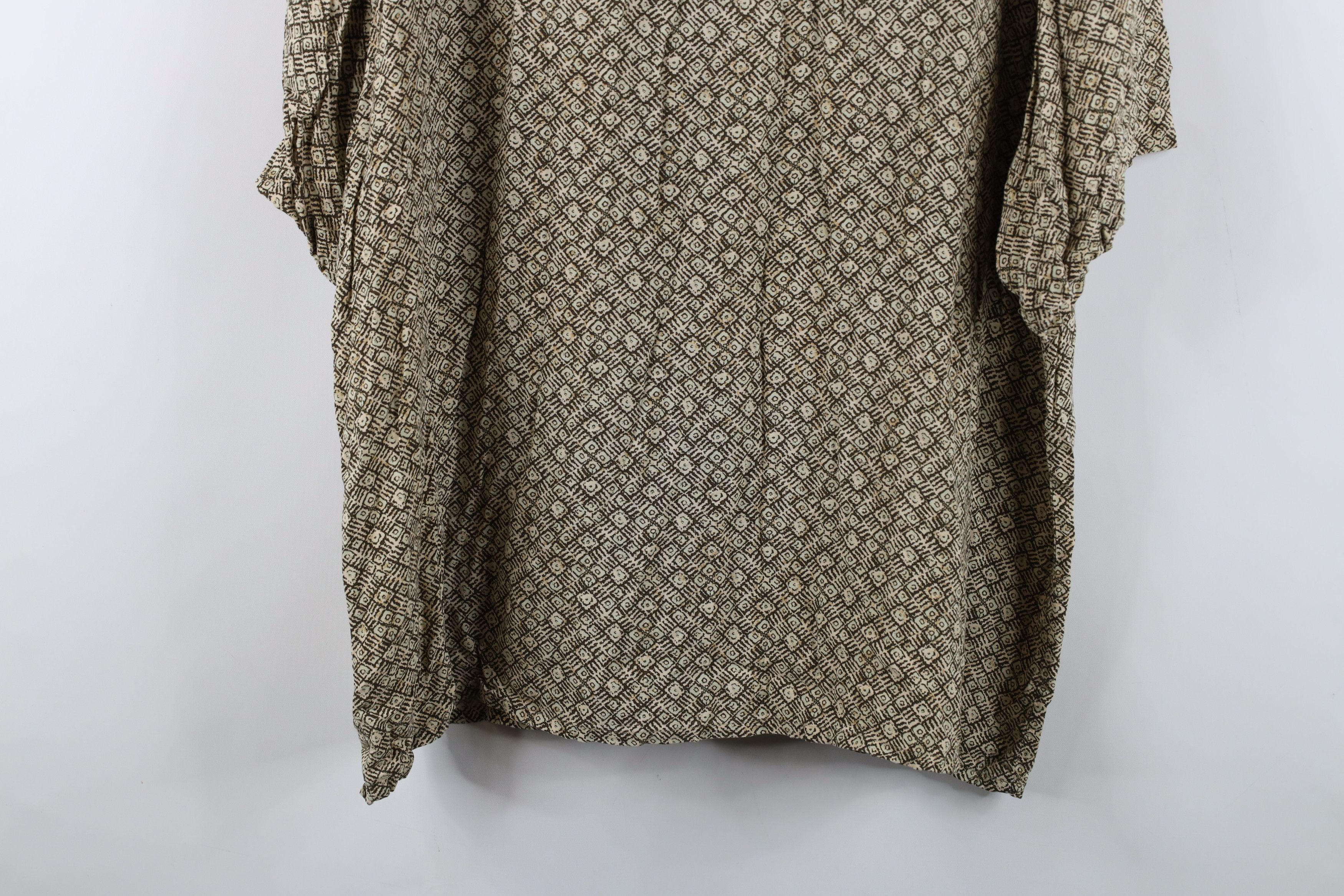 Vintage Vintage 90s Streetwear Rayon Geometric Collared Button Shirt Size US XL / EU 56 / 4 - 11 Thumbnail