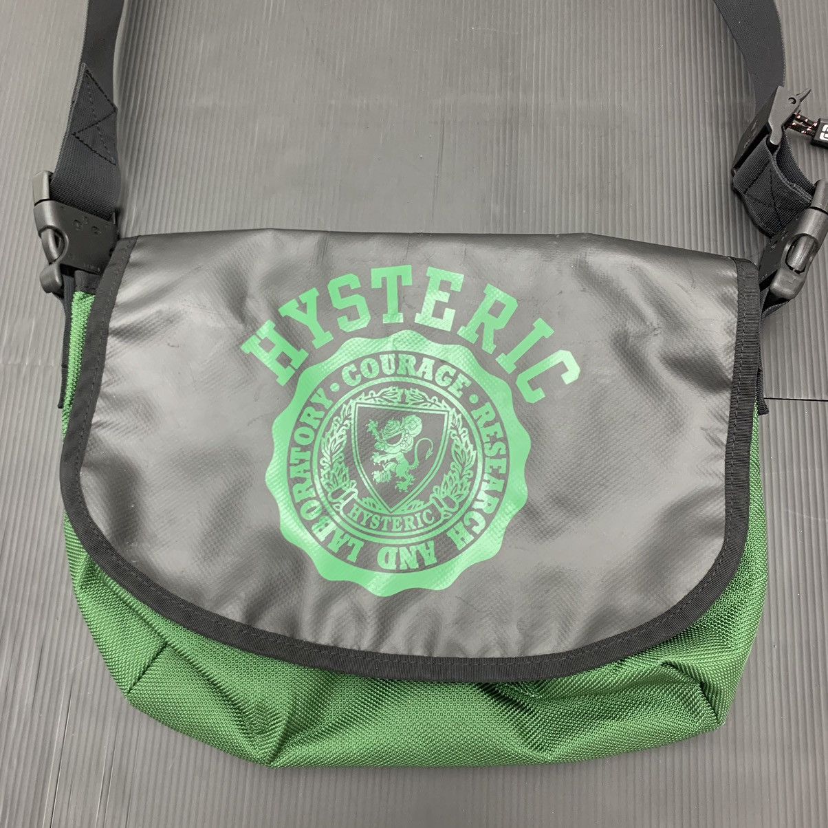 Hysteric Glamour × Japanese Brand Hysteric Glamour Waterproof Messenger Bag Green Sling Bag Size ONE SIZE - 3 Thumbnail