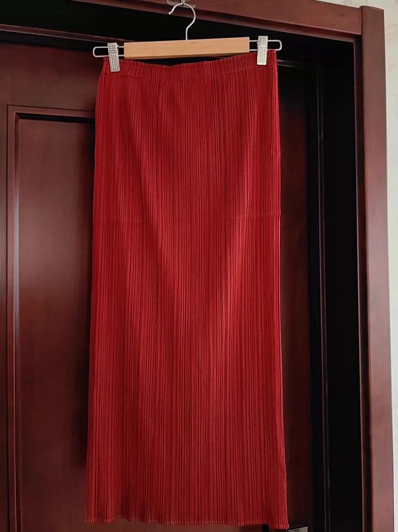 Issey Miyake Issey Miyake size:one size Red pleated green Mountain limi Size 22" - 1 Thumbnail