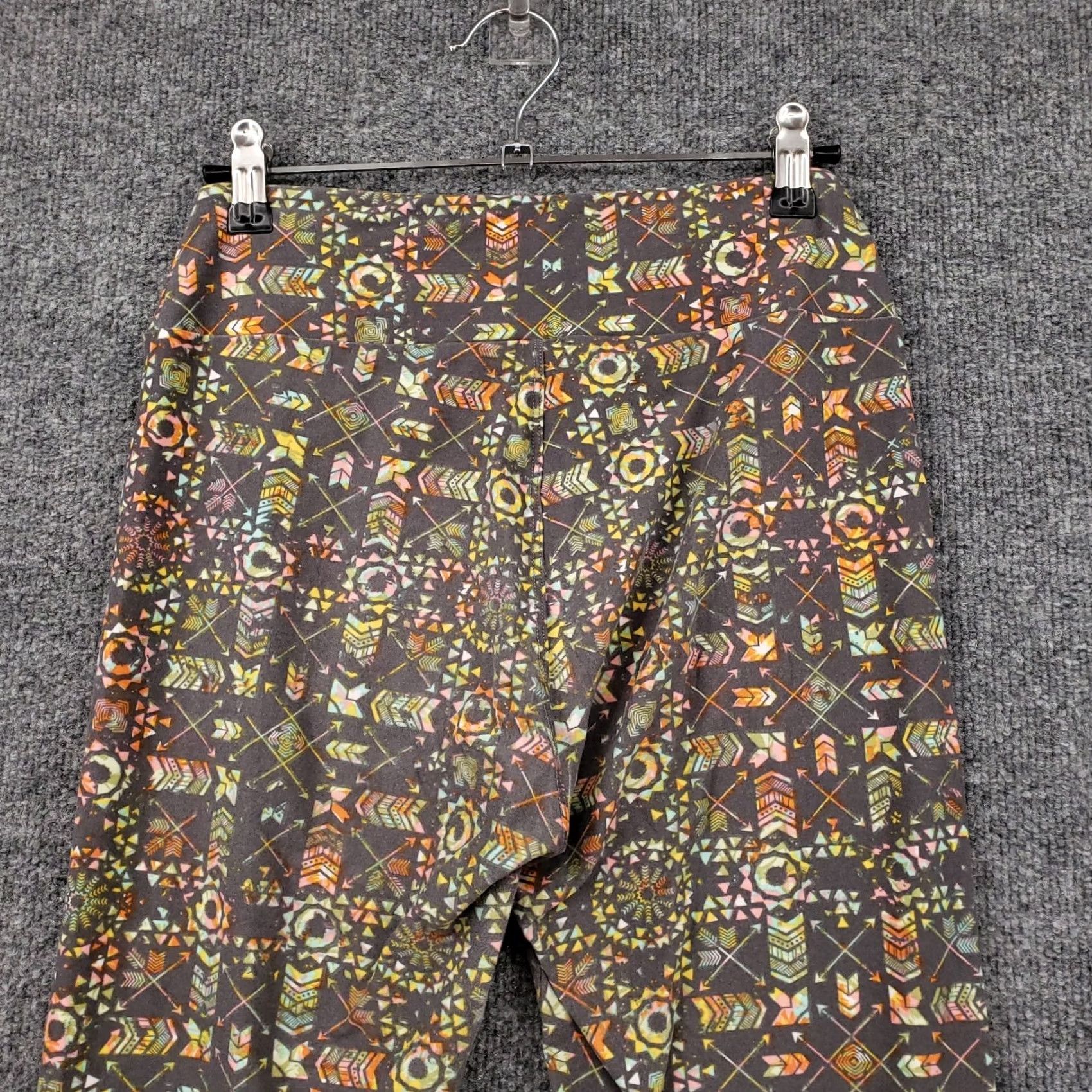Vintage LuLaRoe Leggings Womens One Size Gray Crop Mid-Rise Geometric Pull-On Casual Geometric Print Adult Womens Size 42" / US 20 - 6 Thumbnail