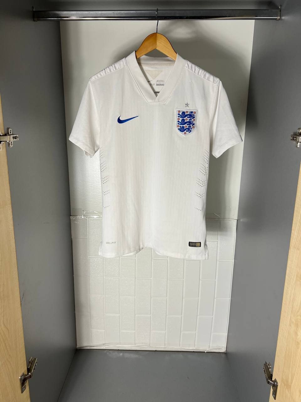 Nike VINTAGE NIKE ENGLAND SOCCER JERSEY RETRO MANCHESTER Y2K 90s Size US S / EU 44-46 / 1 - 2 Thumbnail