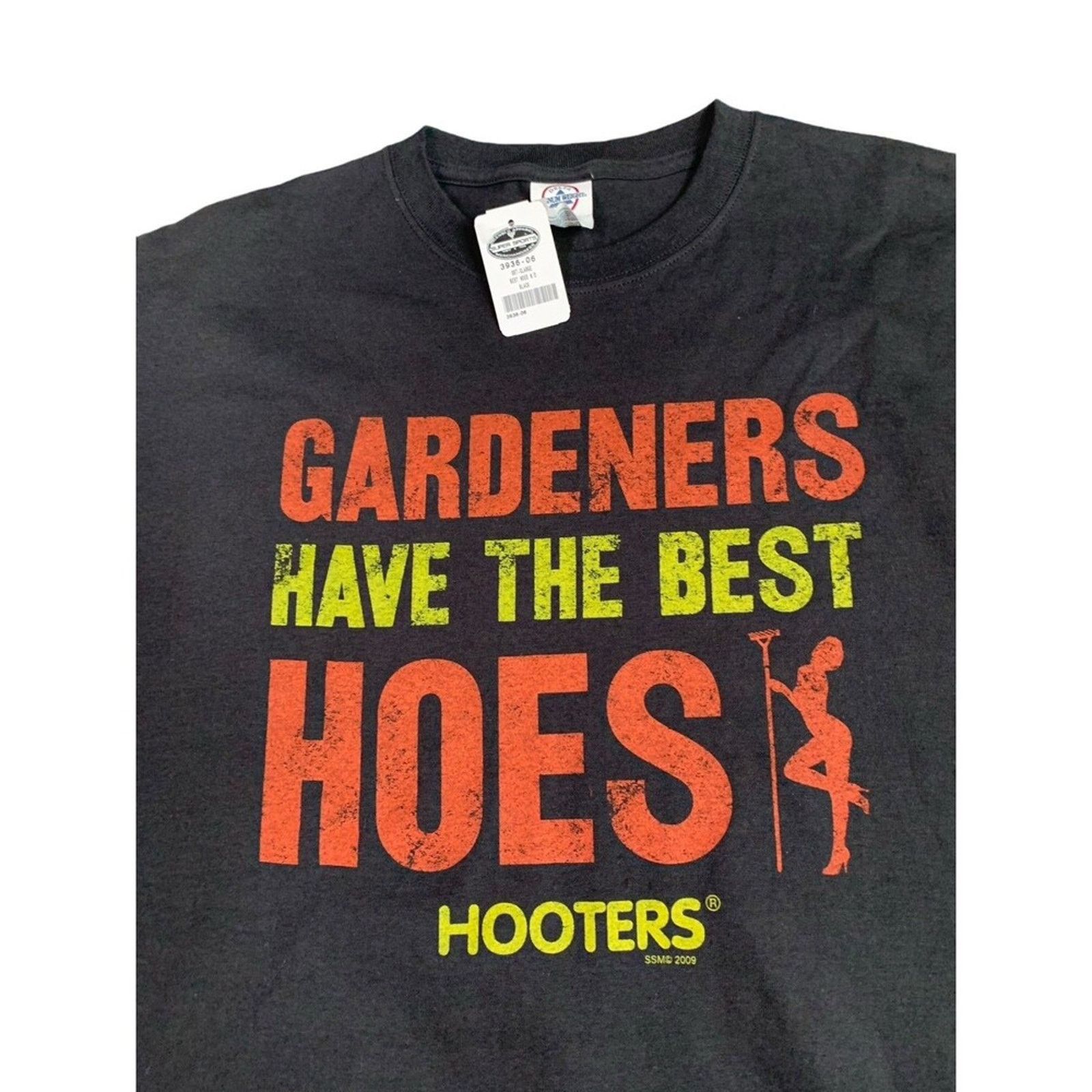 Delta HOOTERS GARDENERS HAVE THE BEST HOES Men's XL T-Shirt Black Size US XL / EU 56 / 4 - 2 Thumbnail