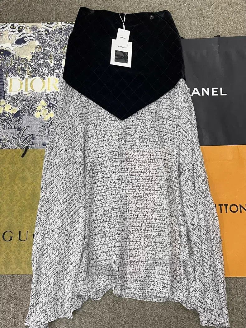 Chanel Chanel Black velvet stitched silk irregular skirt Size 25" / US 0 / IT 36 - 1 Thumbnail