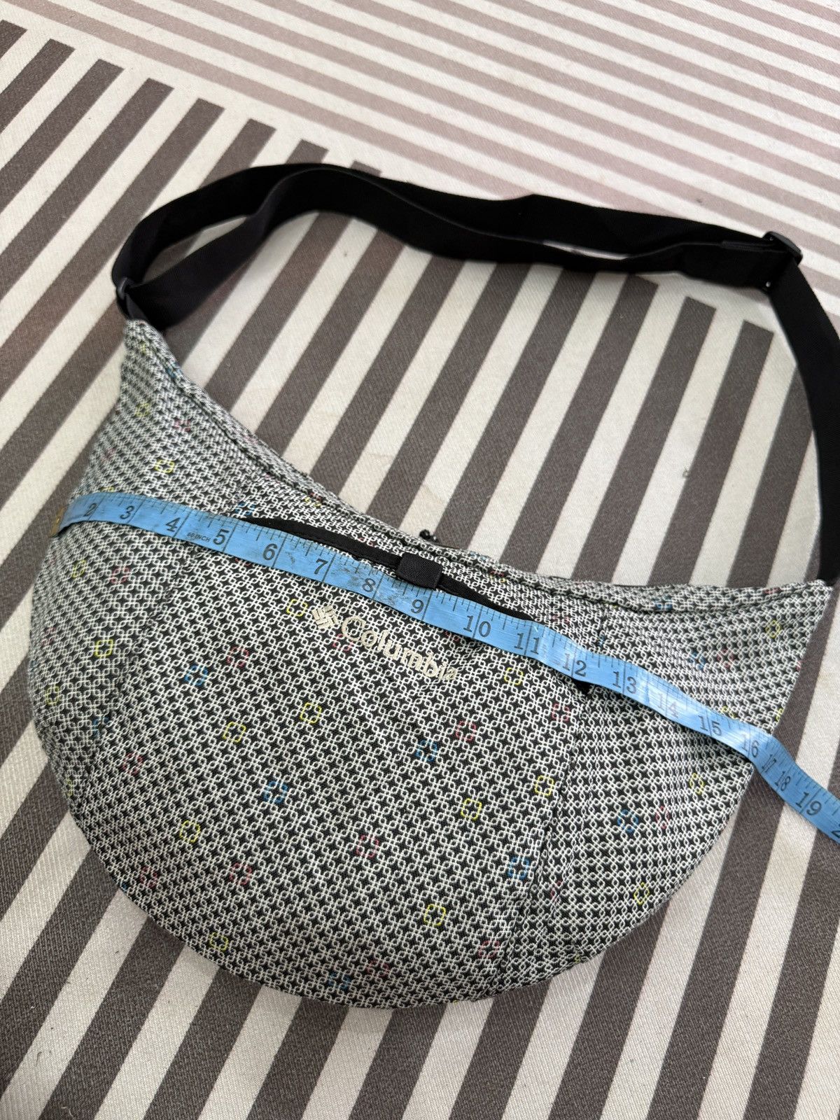 Columbia 🔥🔥🔥ARCHIVE COLUMBIA SLING BAG Size ONE SIZE - 6 Thumbnail