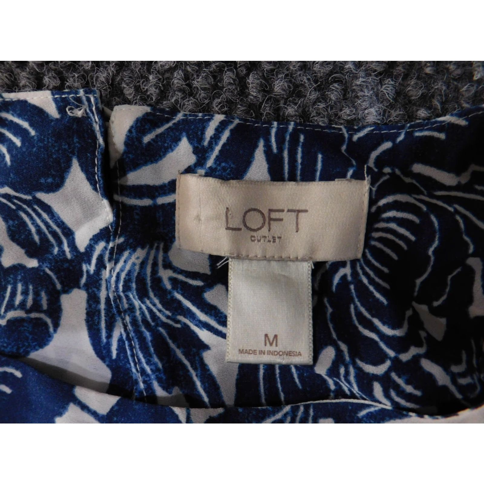 Loft LOFT Blouse Womens M Floral Sleeveless Pleated Top V-Neck Red Colorful Flutter Sleeve Casual Summer Spring Regular Fit Modern Size M / US 6-8 / IT 42-44 - 6 Thumbnail