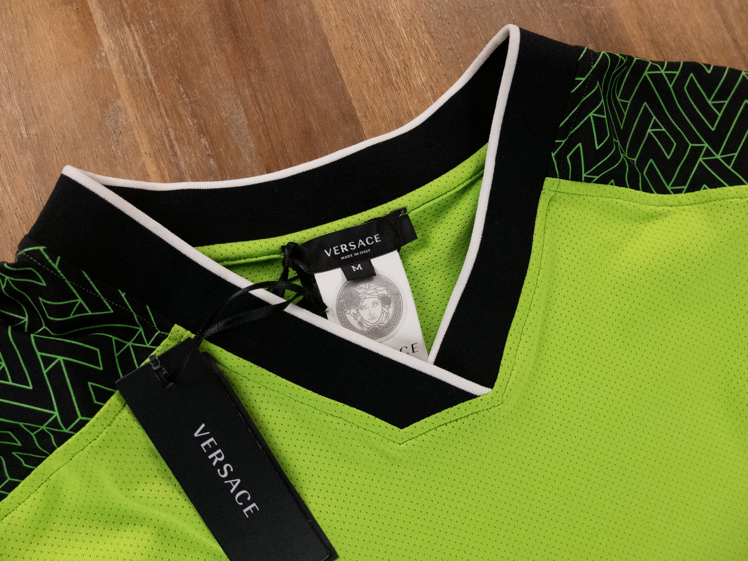 Versace VERSACE green & black La Greca nylon gym t-shirt Medium Size US M / EU 48-50 / 2 - 5 Thumbnail