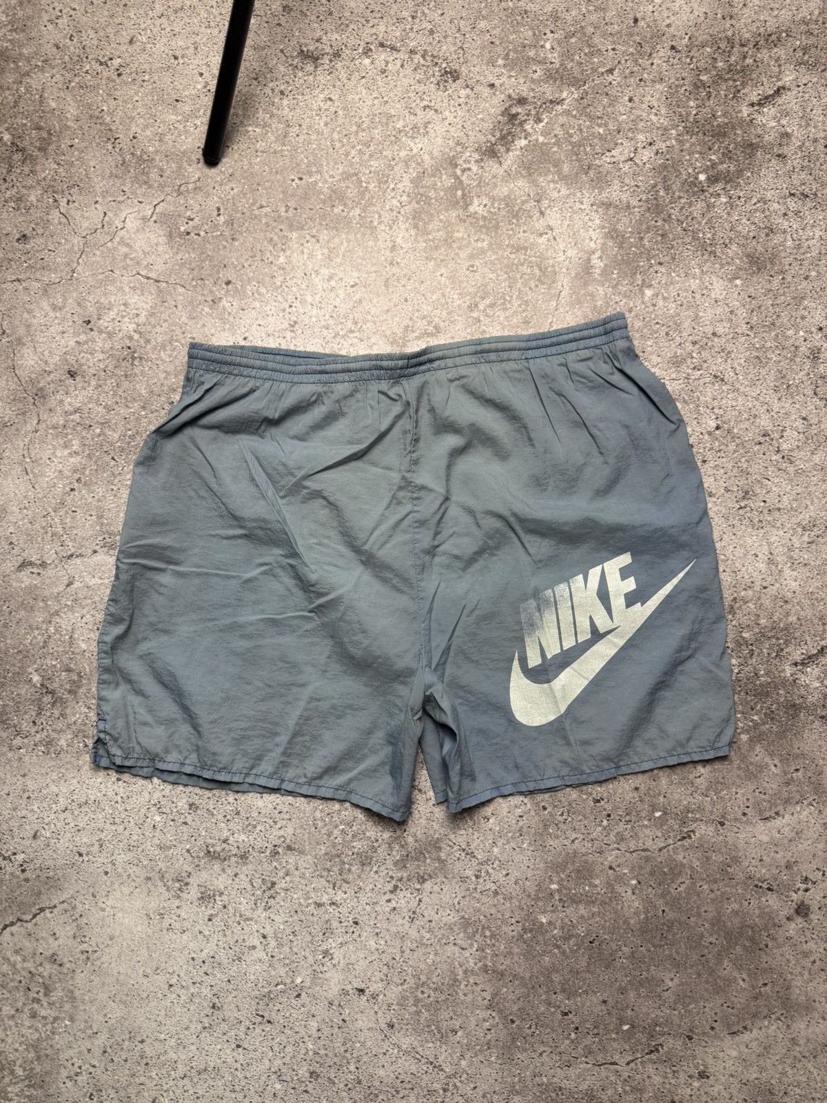 Vintage Vintage Nike Nylon Big Logo Hype Shorts 90s Y2K Size US 33 - 1 Thumbnail