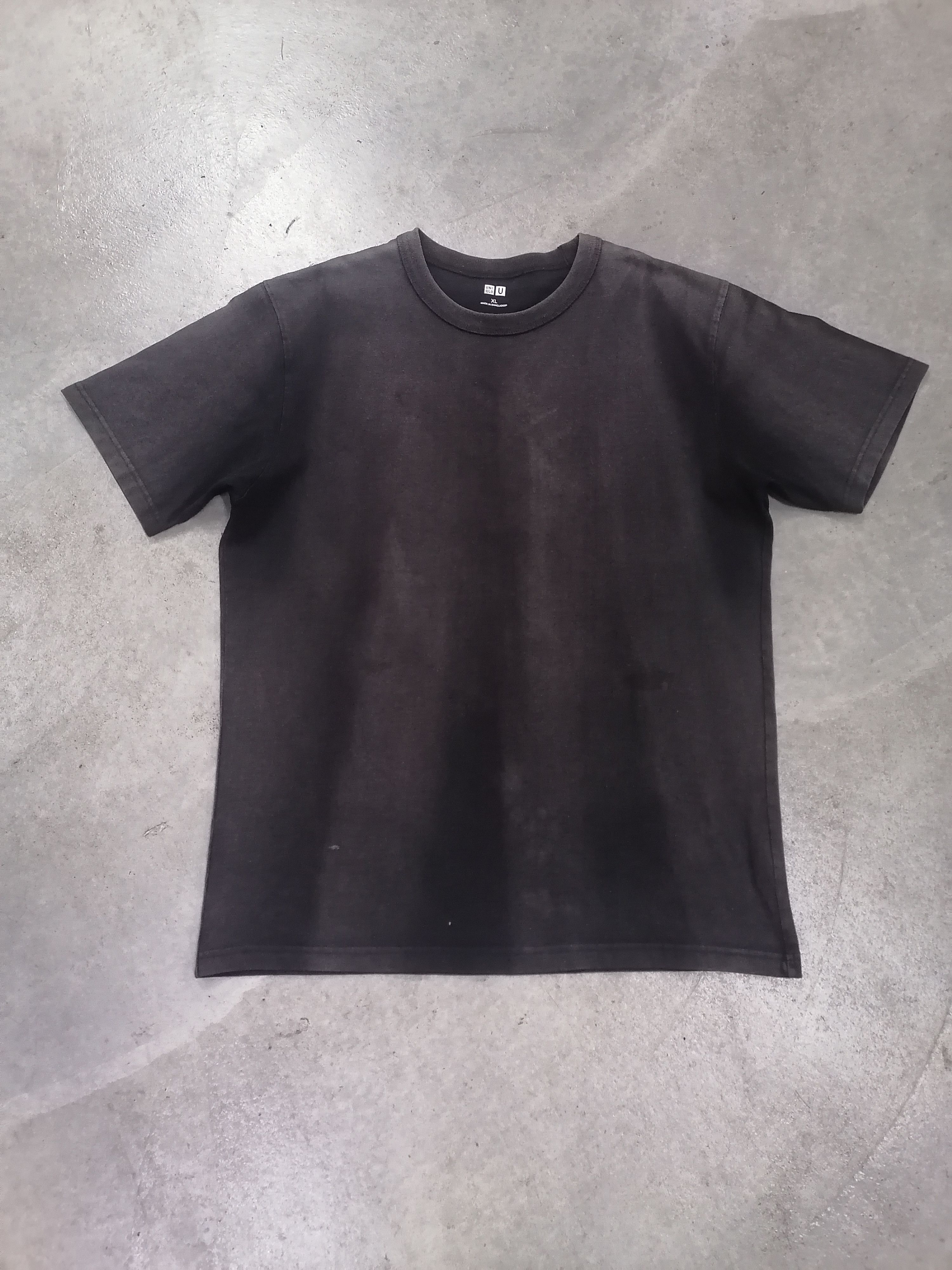 Japanese Brand Trashed Faded Black Uniqlo Tee Size US XL / EU 56 / 4 - 1 Thumbnail