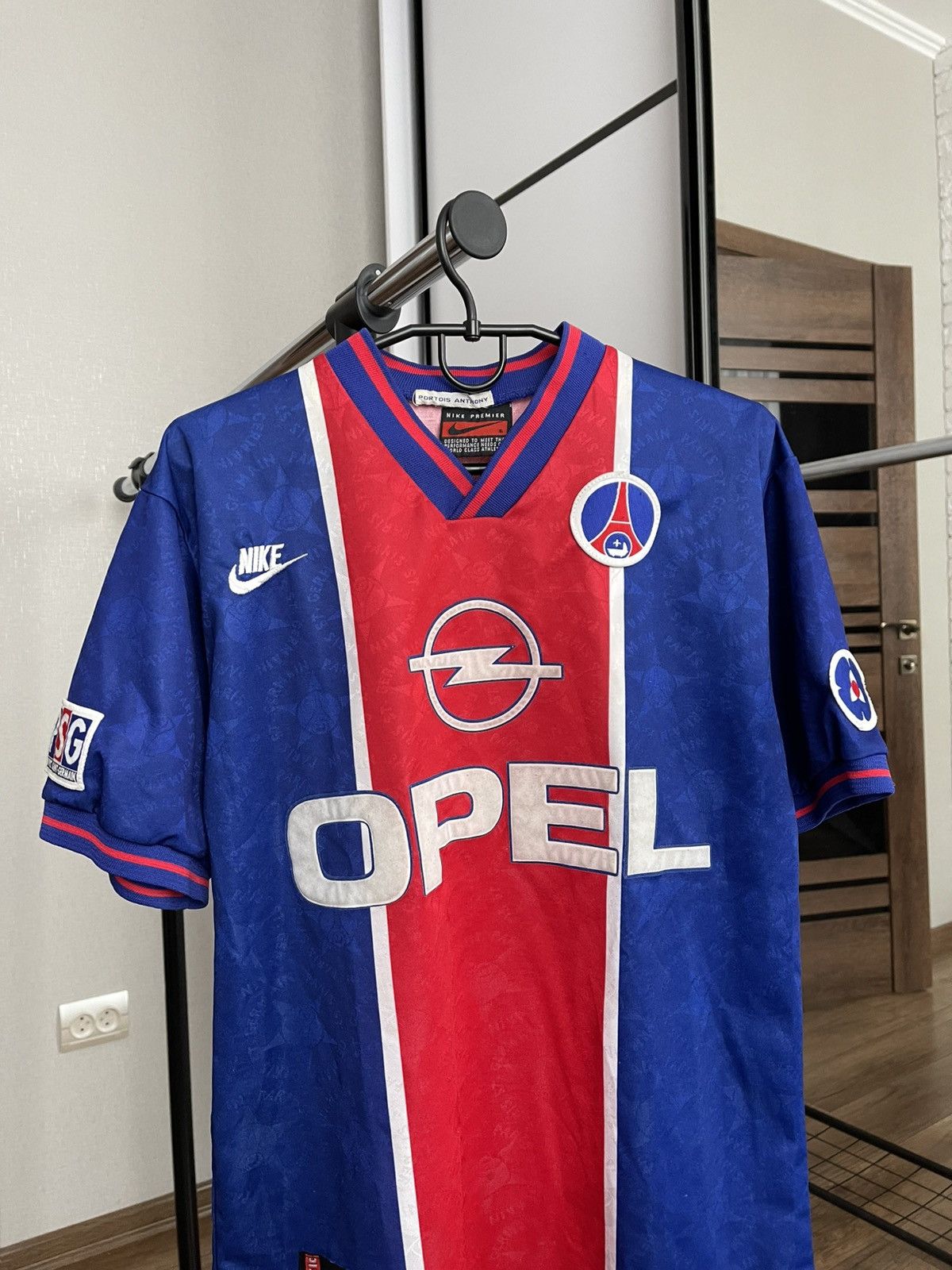 Nike 1995/1996 Nike Paris Saint Germain PSG Vintage Soccer Shirt Size US S / EU 44-46 / 1 - 5 Thumbnail
