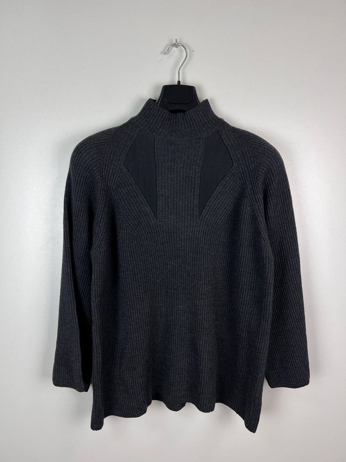 Gianfranco Ferre Gianfranco Ferre 90s giant he sweater woman size XL Size XL / US 12-14 / IT 48-50 - 1 Thumbnail