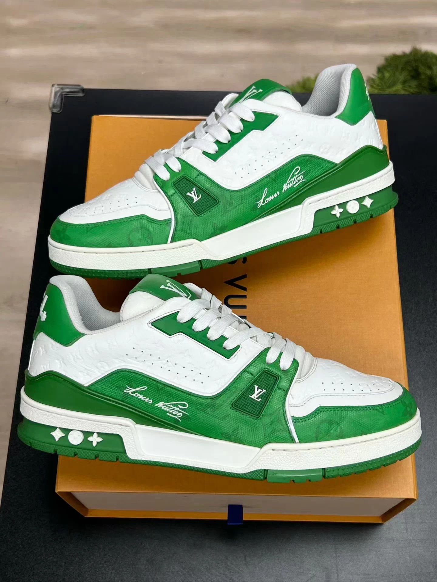 Louis Vuitton LV TRAINER White Green Embossed Print UK8 42 Size US 9 / EU 42 - 5 Thumbnail
