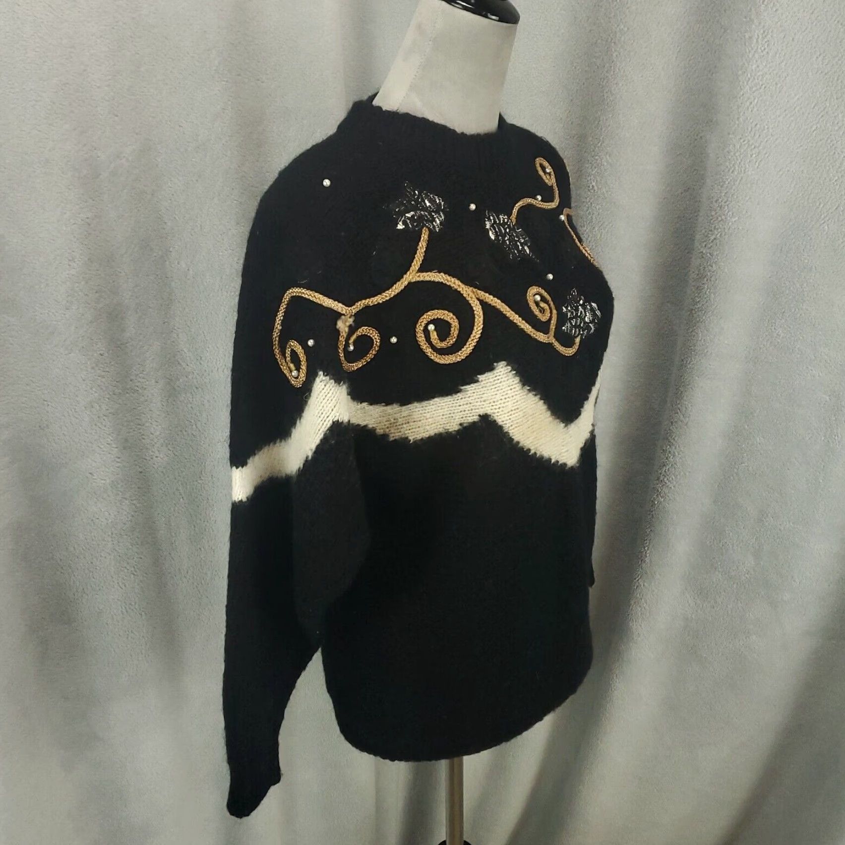 Vintage VINTAGE Christine Gerard Sweater Womens Medium Black Floral Knit Pullover with Pearls 80s 90s Classic Size M / US 6-8 / IT 42-44 - 2 Thumbnail
