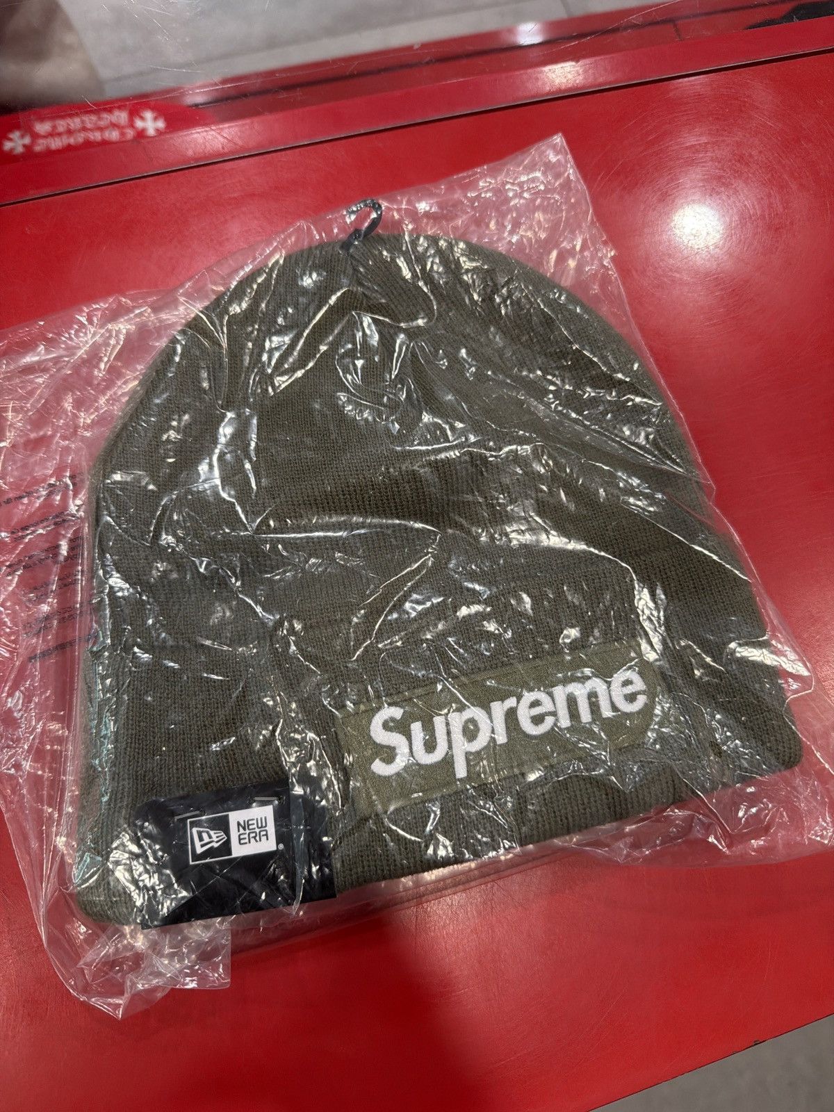 New Era × Supreme Supreme New Era Logo Beanie FW25 Light Olive Size ONE SIZE - 1 Thumbnail