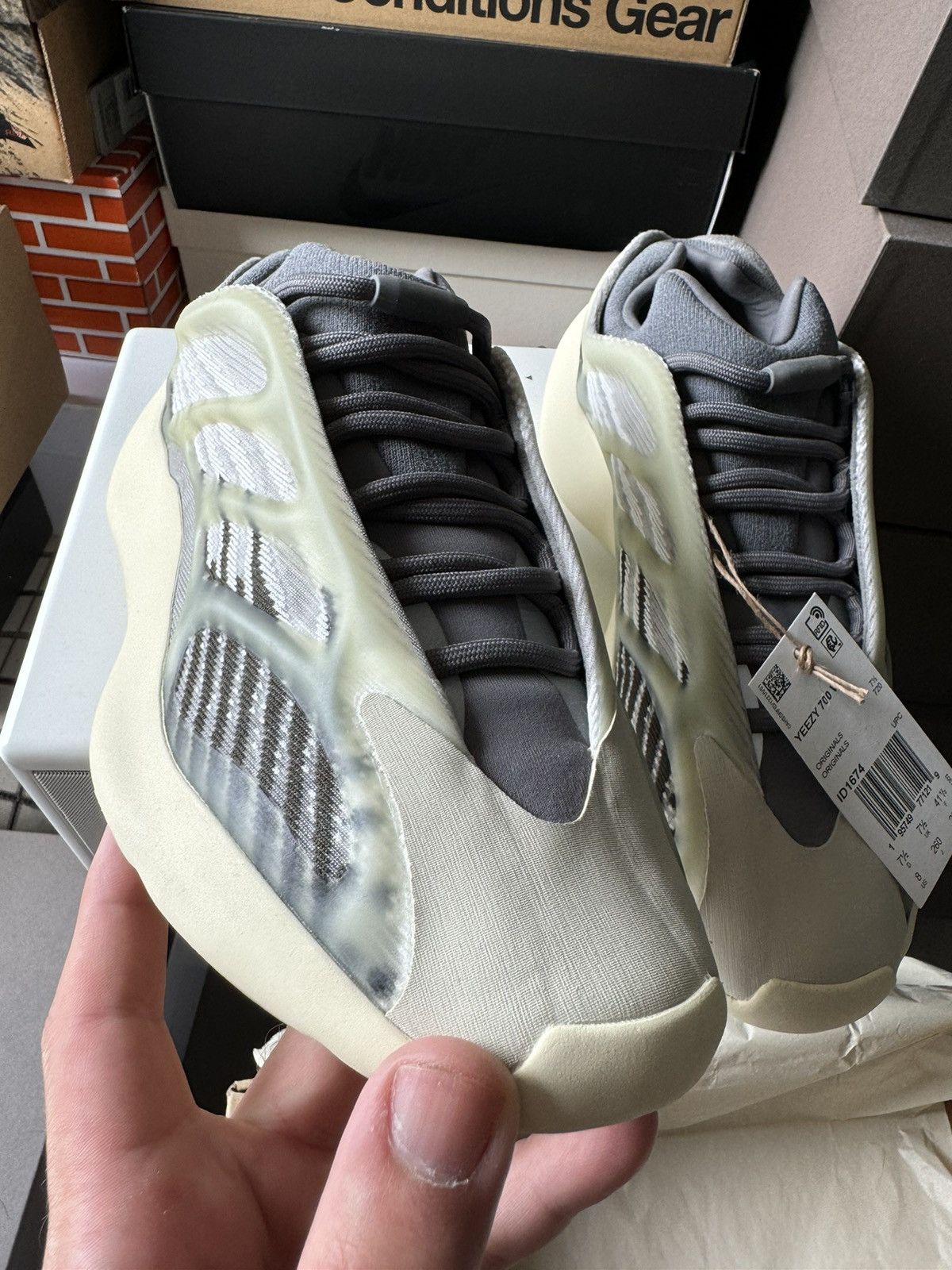 Adidas Brand New YZY 700 V3 Size US 8 / EU 41 - 10 Thumbnail