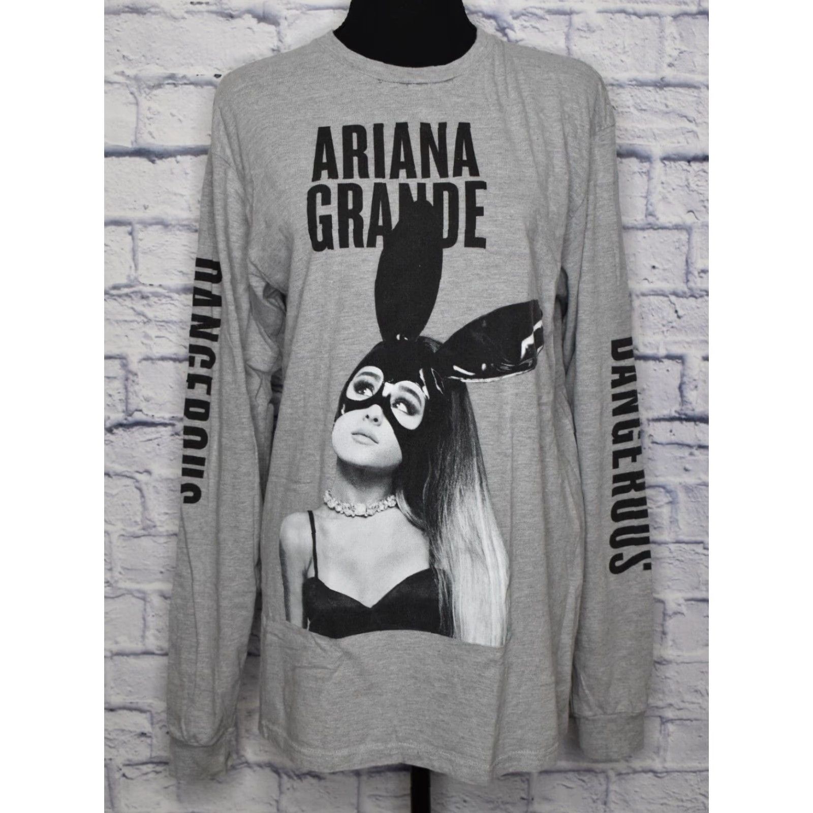 Vintage Ariana Grande Dangerous Woman Tour Long Sleeve Shirt Women S Gray 100% Cotton Graphic Print Fit Regular Crew Neck Distressed Size S / US 4 / IT 40 - 2 Thumbnail