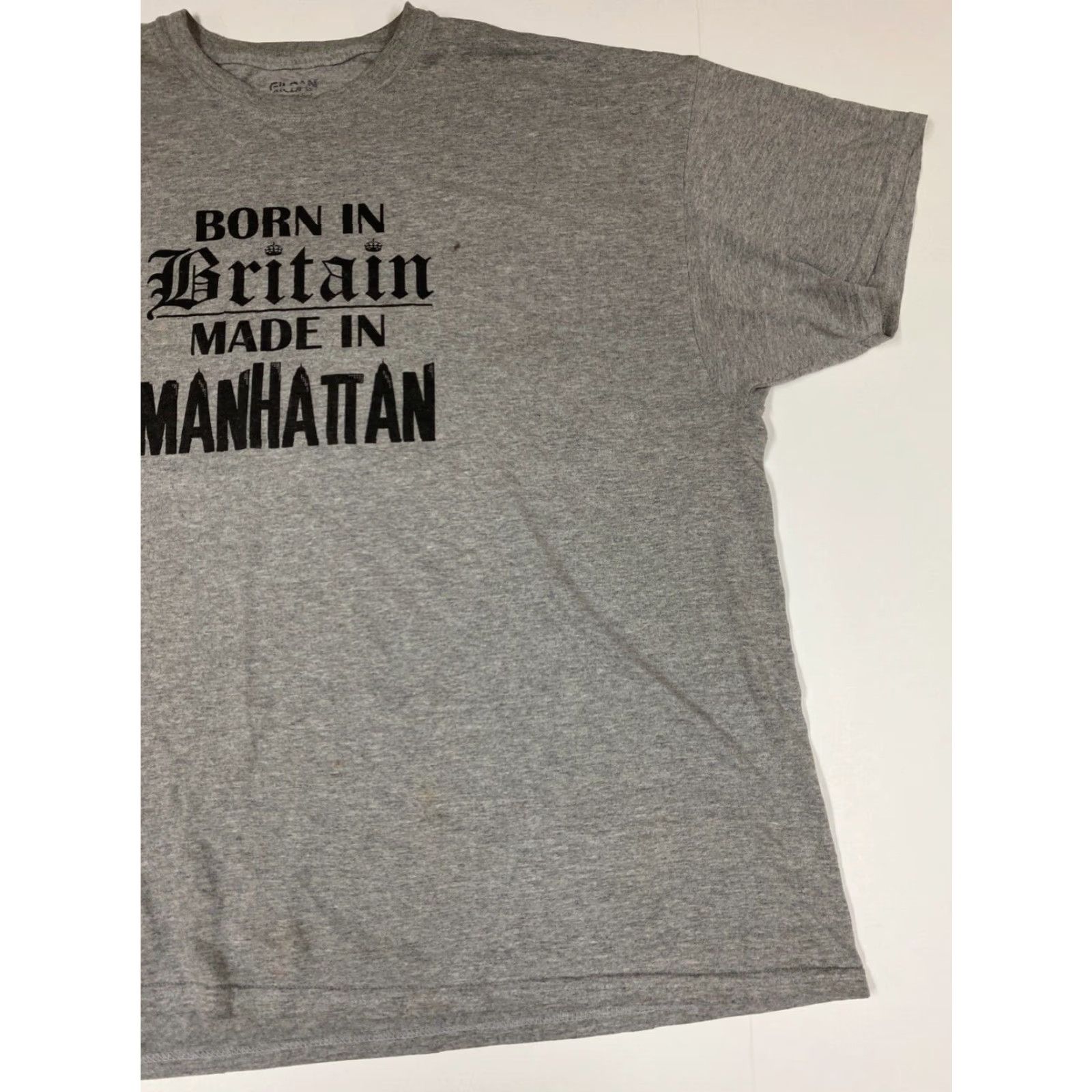Gildan Manhattan New York Mens Shirt 2XL Gray Gildan T-Shirt Short Sleeve Crew Neck Cotton Blend Geometric Logo Modern Vintage No holes Size US XXL / EU 58 / 5 - 2 Thumbnail