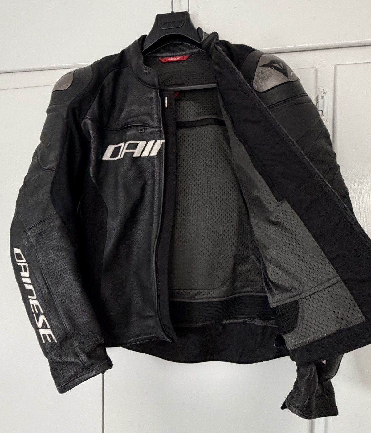 Dainese DAINESE RACING 3 D AIR MENS LEATHER SPORTS MOTORCYCLE JACKET Size US L / EU 52-54 / 3 - 8 Thumbnail