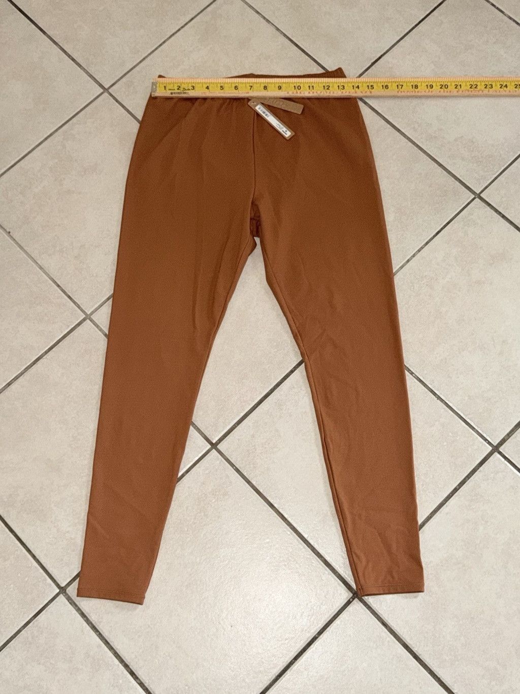 SKIMS SKIMS FIT EVERYBODY LEGGING 26” BRONZE COLOR SIZE LARGE NWT Size 34" / US 12 / IT 48 - 4 Thumbnail
