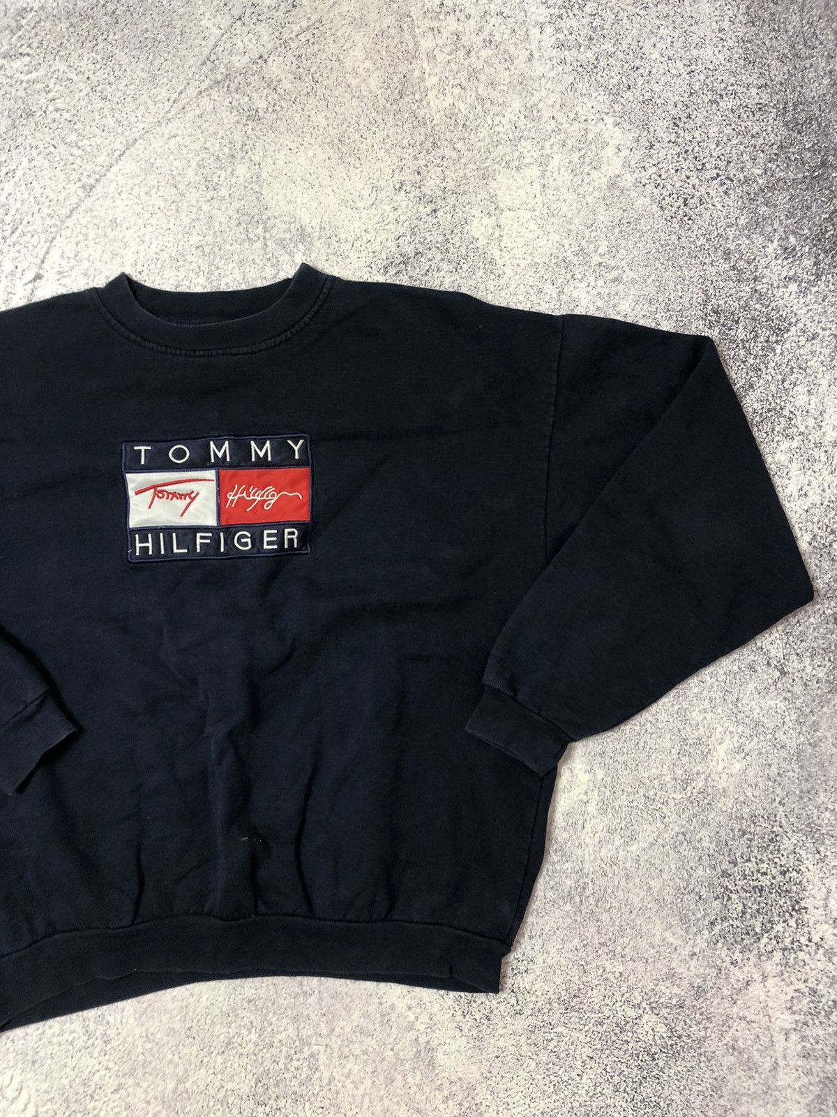 Tommy Hilfiger Vintage Sweater Tommy Hilfiger big logo y2k casual japan Size US L / EU 52-54 / 3 - 2 Thumbnail