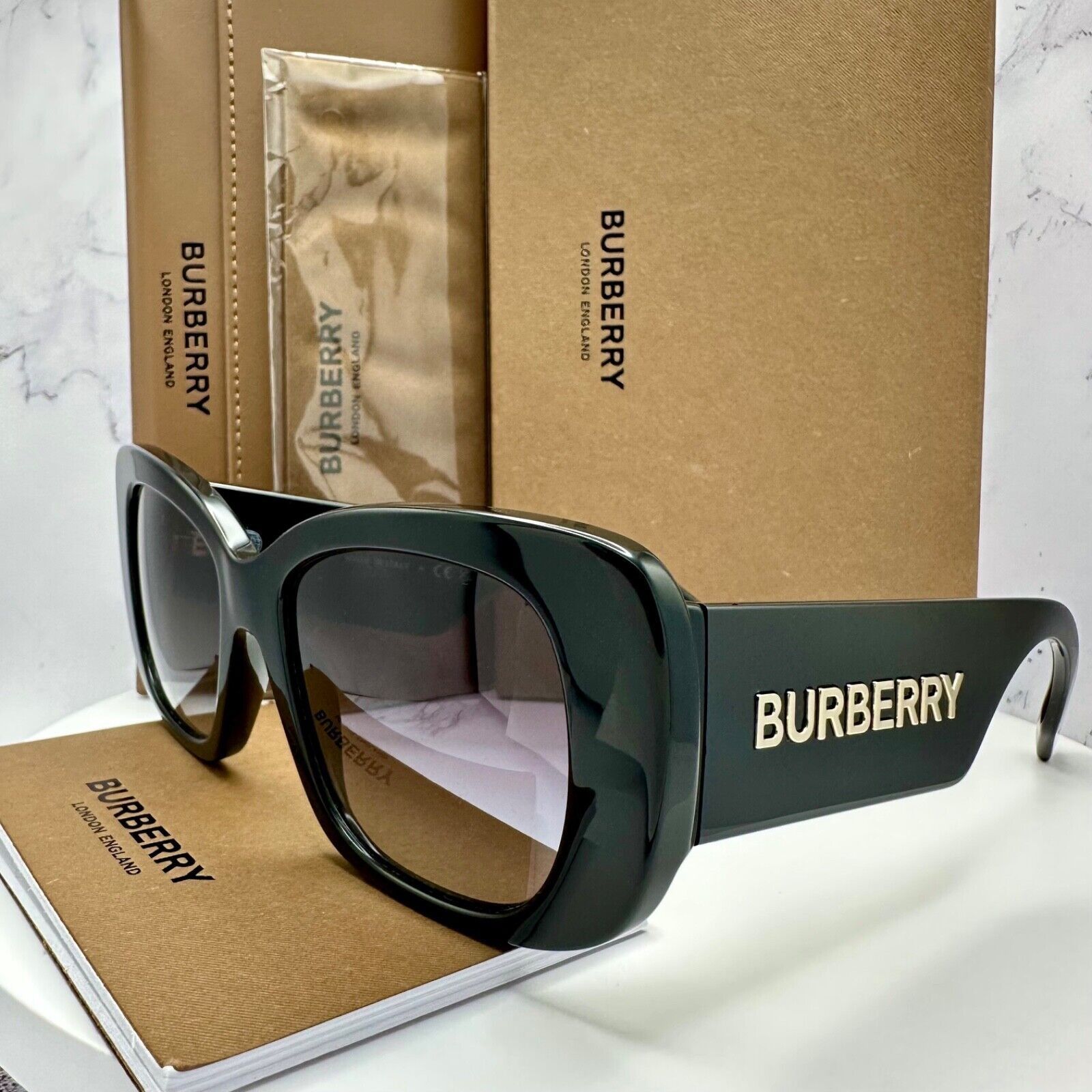 Burberry Burberry Sunglasses Black Acetate Gold Metal Logo Oversized Size ONE SIZE - 21 Thumbnail