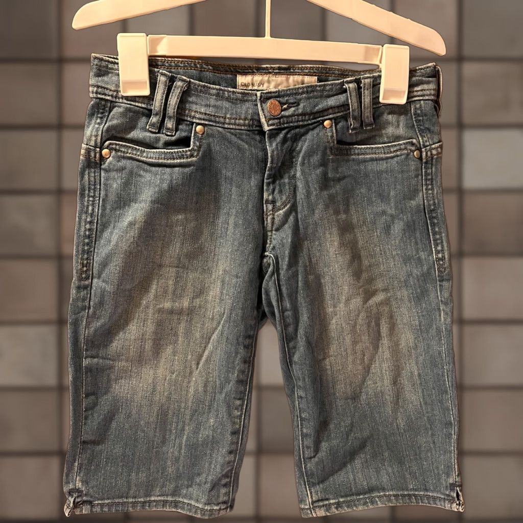 Old Navy Vintage Old Navy Lowest Rise Medium Blue Jean Size 0 Bermuda Shorts Size 25" / US 0 / IT 36 - 1 Thumbnail