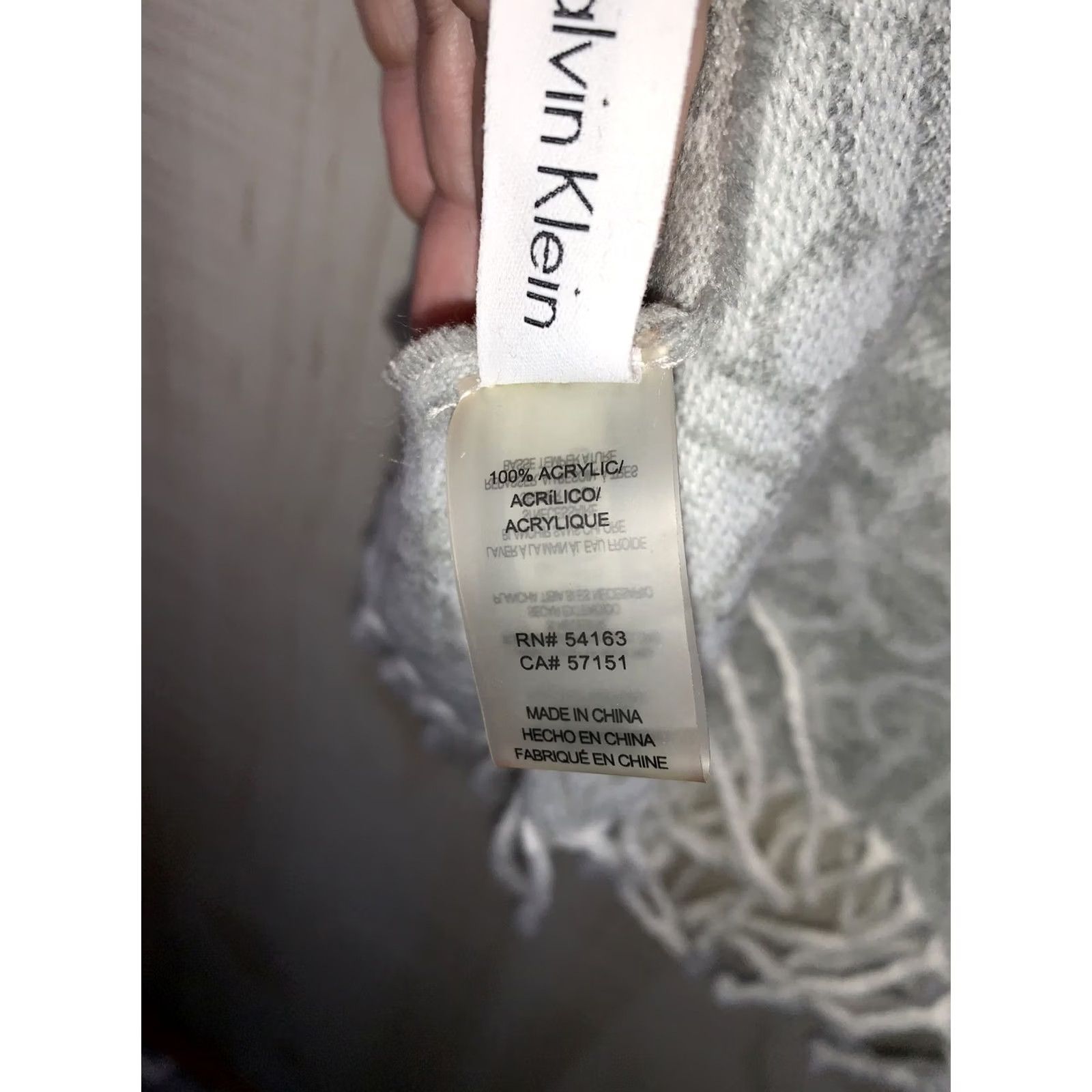 Calvin Klein VINTAGE Calvin Klein Gray White Knit Rectangular Fringed CK Logo Womens Scarf-5241 Size ONE SIZE - 6 Thumbnail