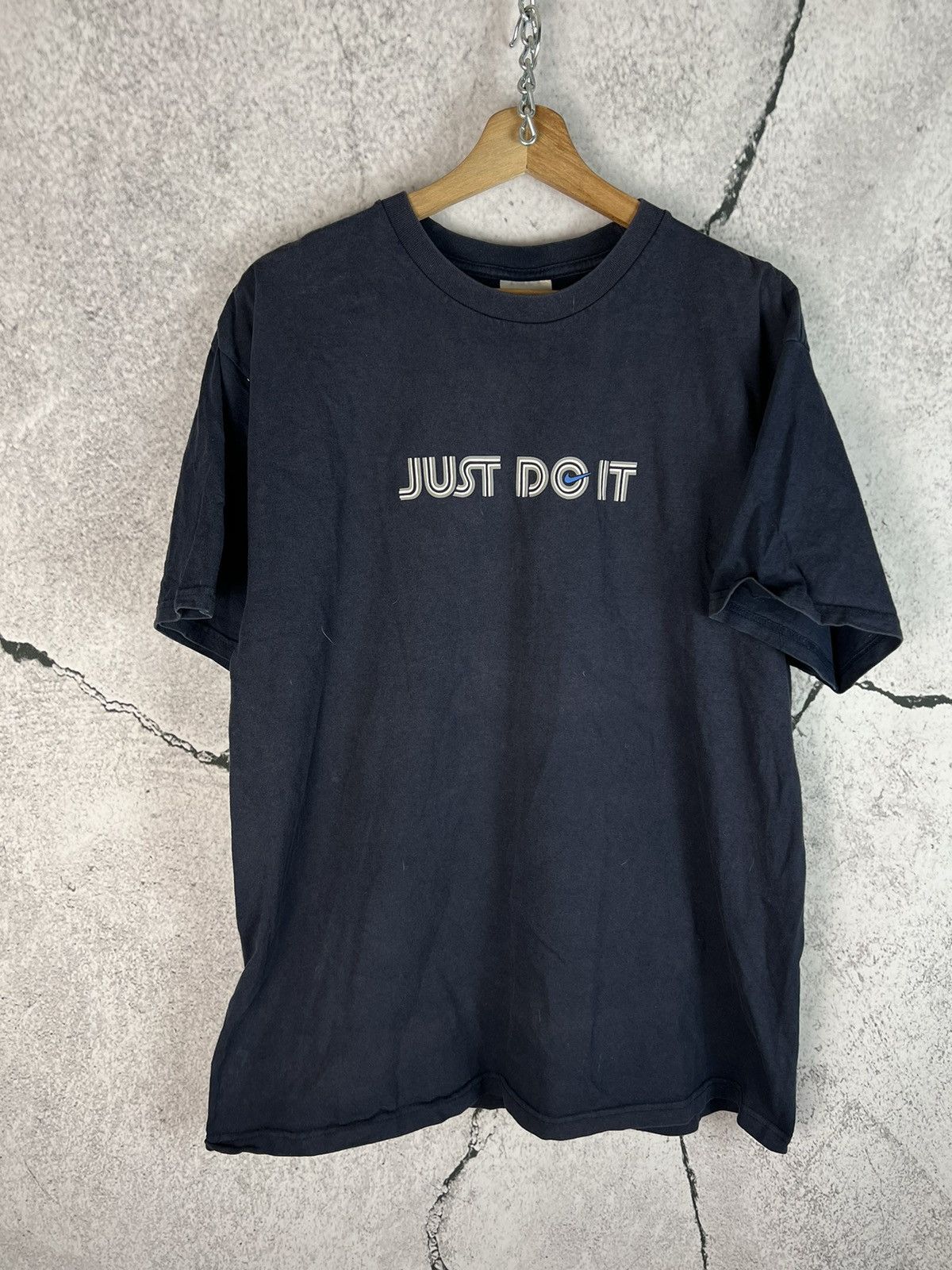 Vintage Nike Central Swoosh Y2K vintage 00s t shirt logo tee Size US L / EU 52-54 / 3 - 1 Thumbnail