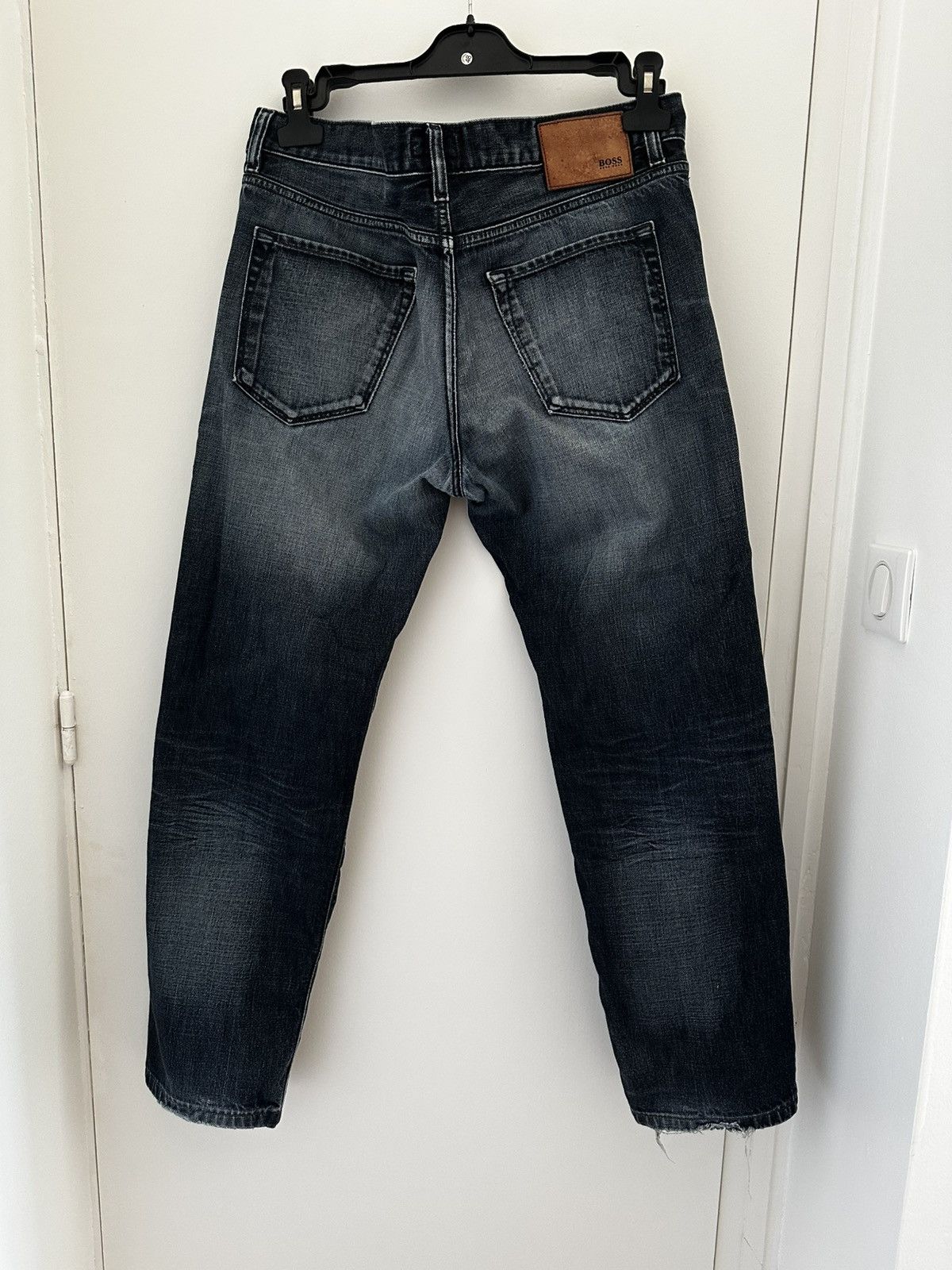 Hugo Boss Hugo Boss straight fit jeans in dark wash denim Size US 34 / EU 50 - 2 Thumbnail