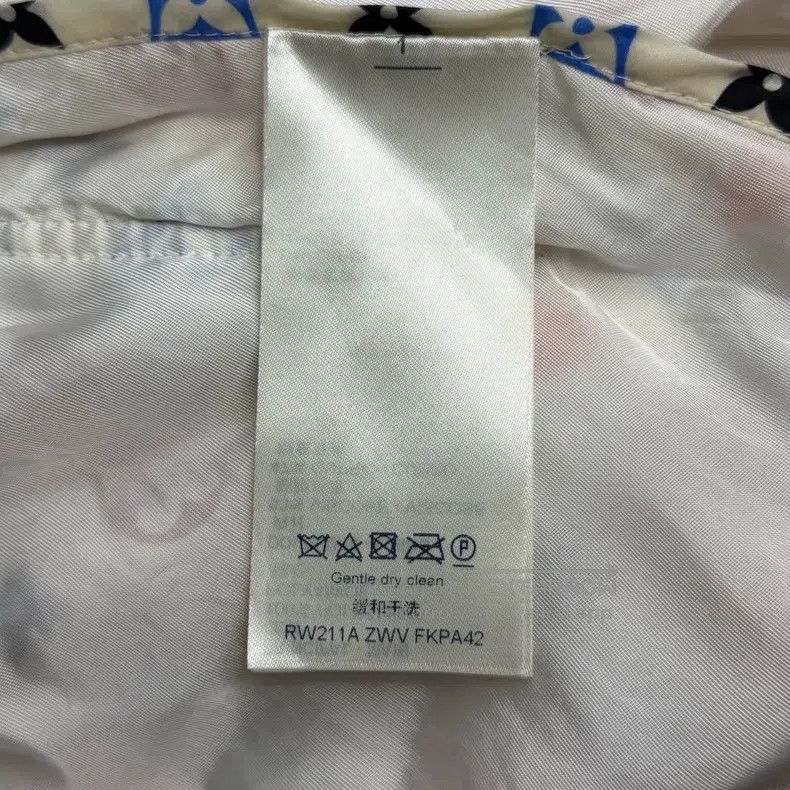 Louis Vuitton Louis Vuitton White playing card full logo nylon shorts Size 37" - 6 Thumbnail