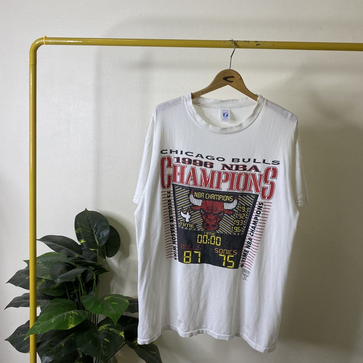 NBA 1996 Chicago Bulls NBA Champions Logo 7 T Shirt Size US XL / EU 56 / 4 - 1 Thumbnail