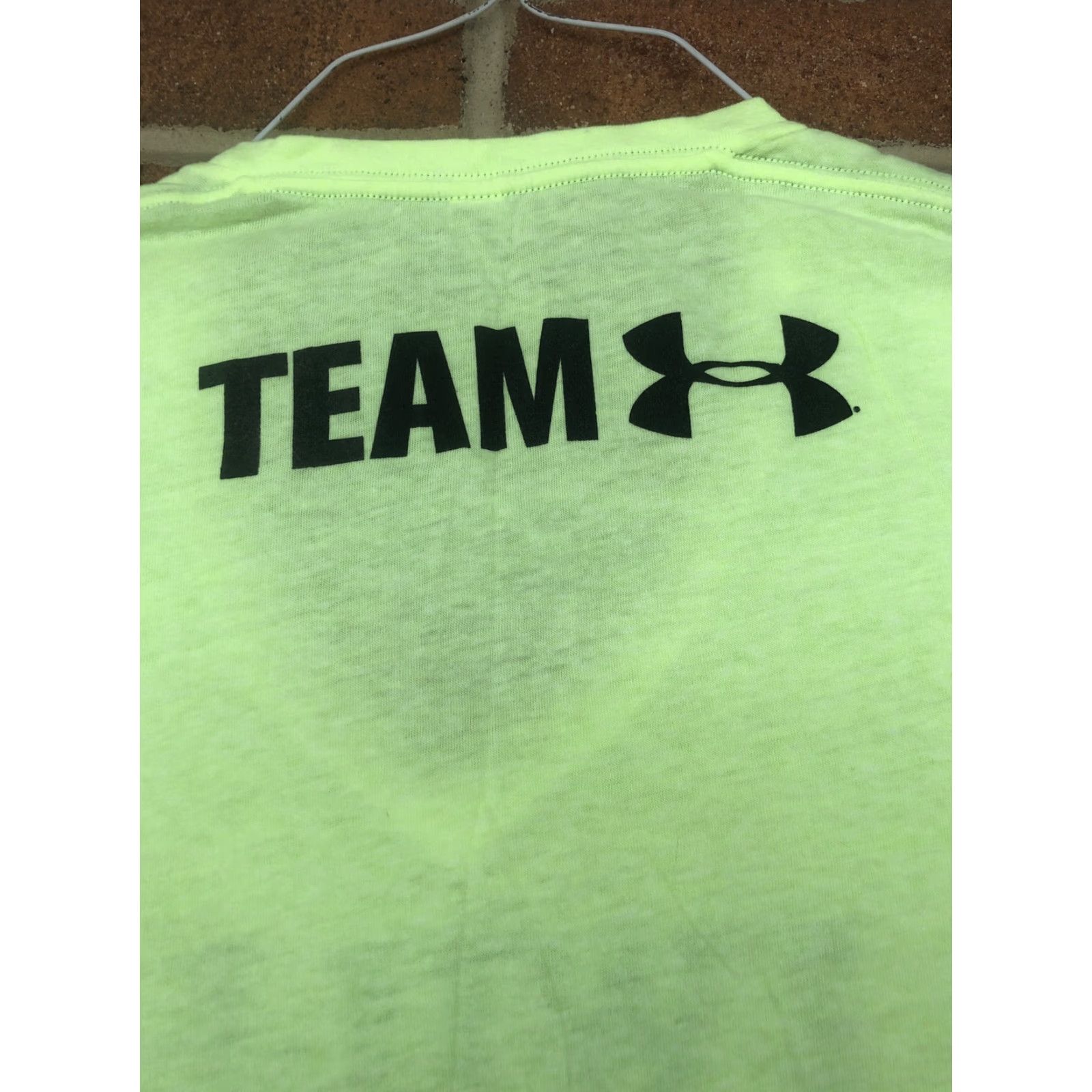 Under Armour Under Armour HeatGear T-Shirt M Women’s V Neck Neon Yellow Fitted Short Sleeve Crew Neck Reflective Lightweight Running & Jogging Shirt Women Size M / US 6-8 / IT 42-44 - 4 Thumbnail