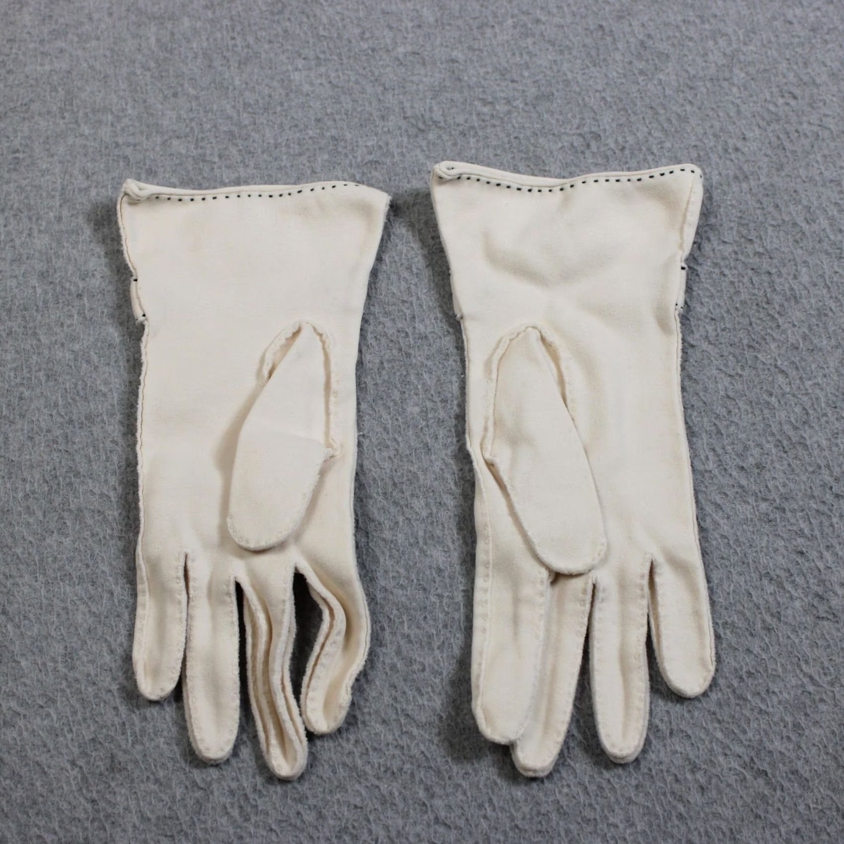 Vintage VINTAGE White Cloth Gloves Women Wrist Knit 50s 60s Glove Button Four-Finger 1950s 1960s Size ONE SIZE - 2 Thumbnail