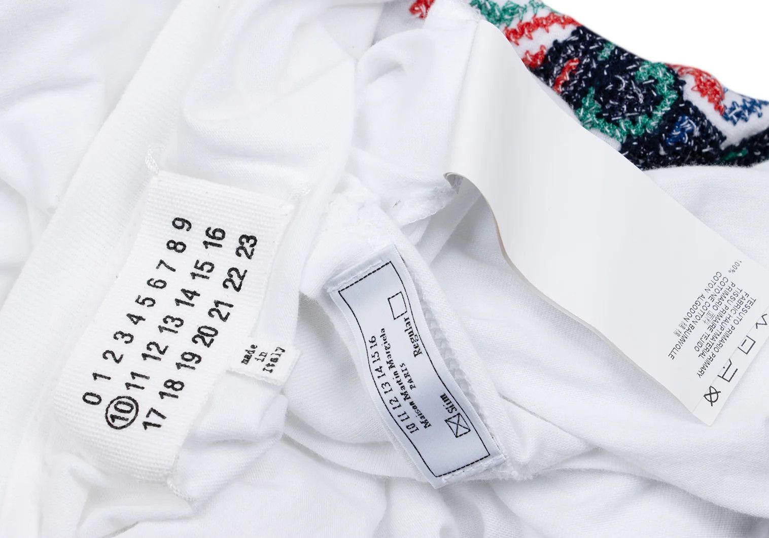 Maison Margiela Cotton Front Embroidered Design T-Shirt in White and Navy Size US S / EU 44-46 / 1 - 12 Thumbnail