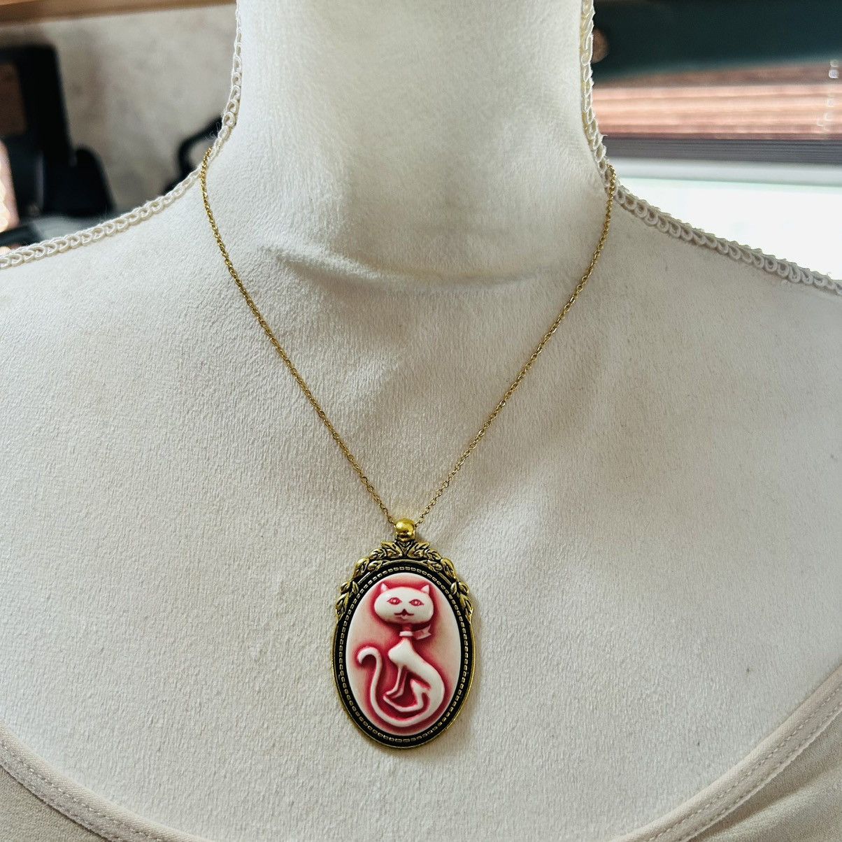 Handmade Handcrafted rose sitting pretty kitty cat cameo necklace Size ONE SIZE - 3 Thumbnail