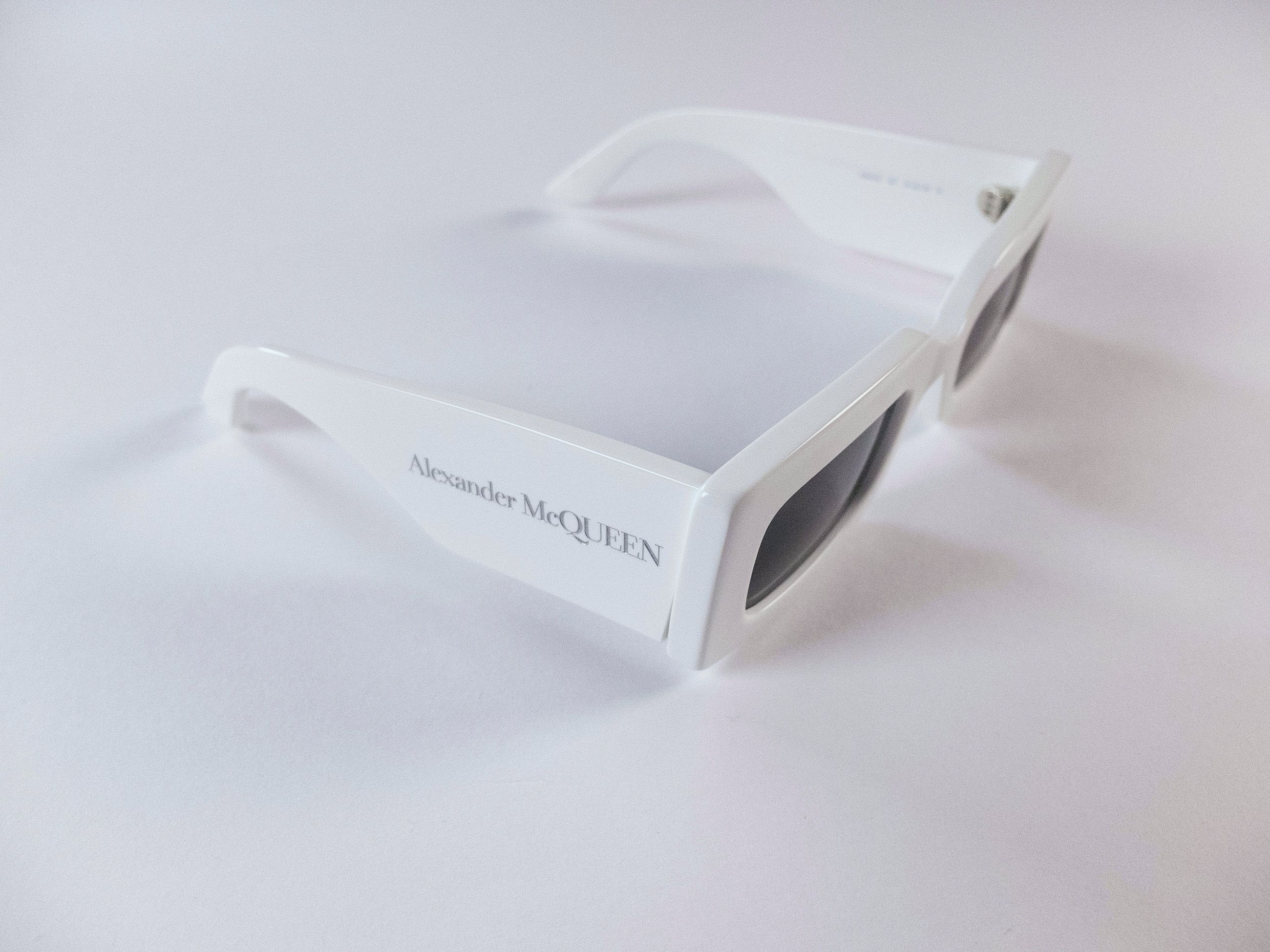 Alexander McQueen ALEXANDER MCQUEEN white rectangle frame bold sunglasses Size ONE SIZE - 5 Thumbnail