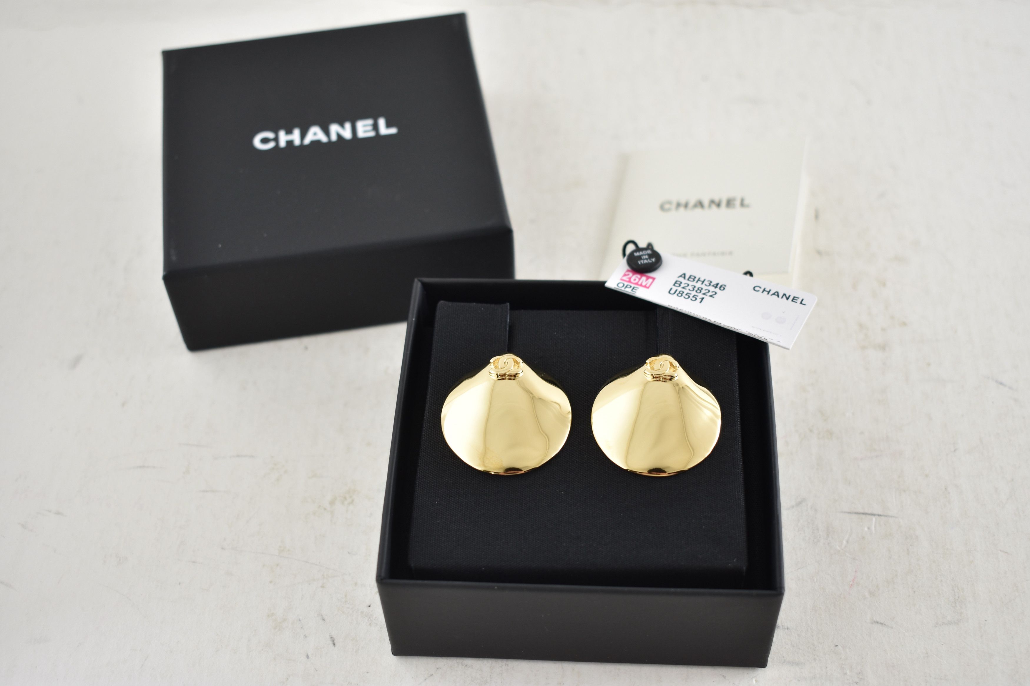 Chanel 26M Coco Beach Shell Seashell CC Logo Dangle Drop Earrings Size ONE SIZE - 4 Thumbnail
