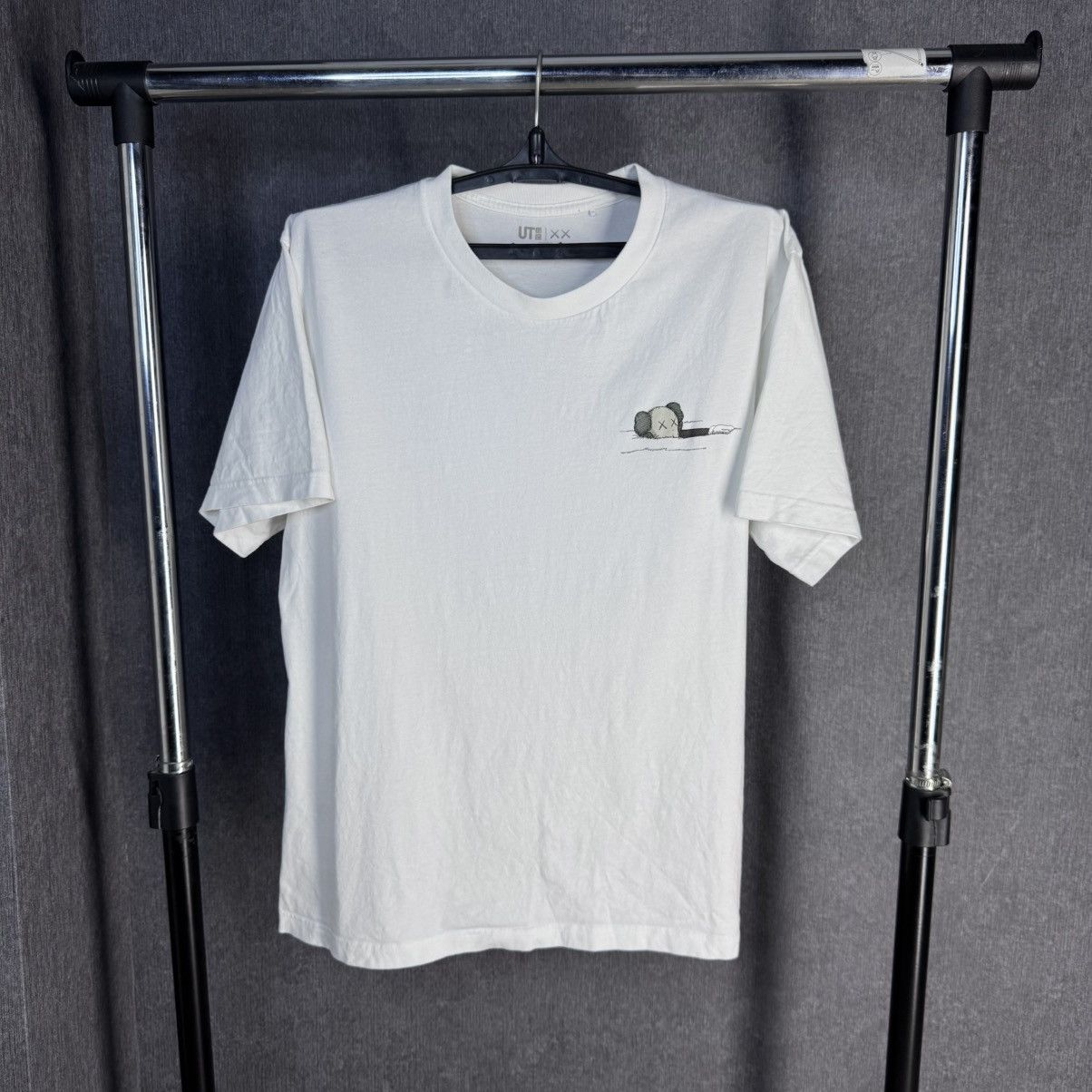 Kaws Uniqlo x Kaws t shirt big logo y2k tee Size US L / EU 52-54 / 3 - 2 Thumbnail