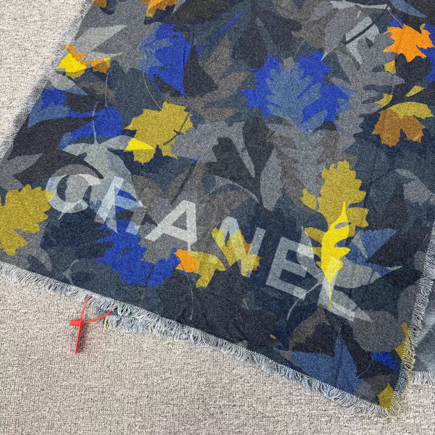 Chanel Chanel Cashmere 2-sided Maple Camo Quilted Scarf 99 New Size ONE SIZE - 2 Thumbnail