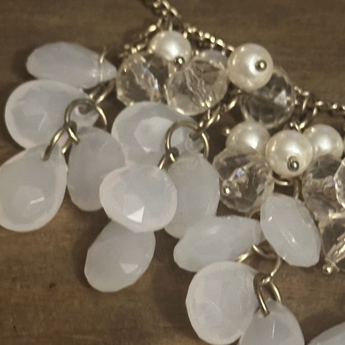 Other Gold tone white teardrop cluster bib necklace Size ONE SIZE - 3 Thumbnail