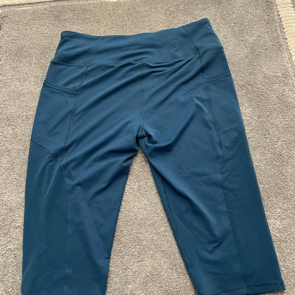 Designer Victoria sport active wear cropped leggings Size 40" / US 18 - 6 Thumbnail