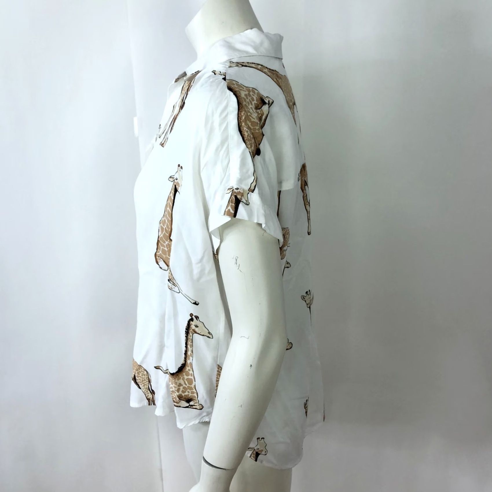 Anthropologie Jane And Delancey Anthropologie Shirt Small White Giraffe Rayon Button SS MINT Size S / US 4 / IT 40 - 2 Thumbnail